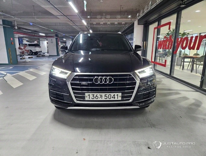 Автомобиль Audi Q5