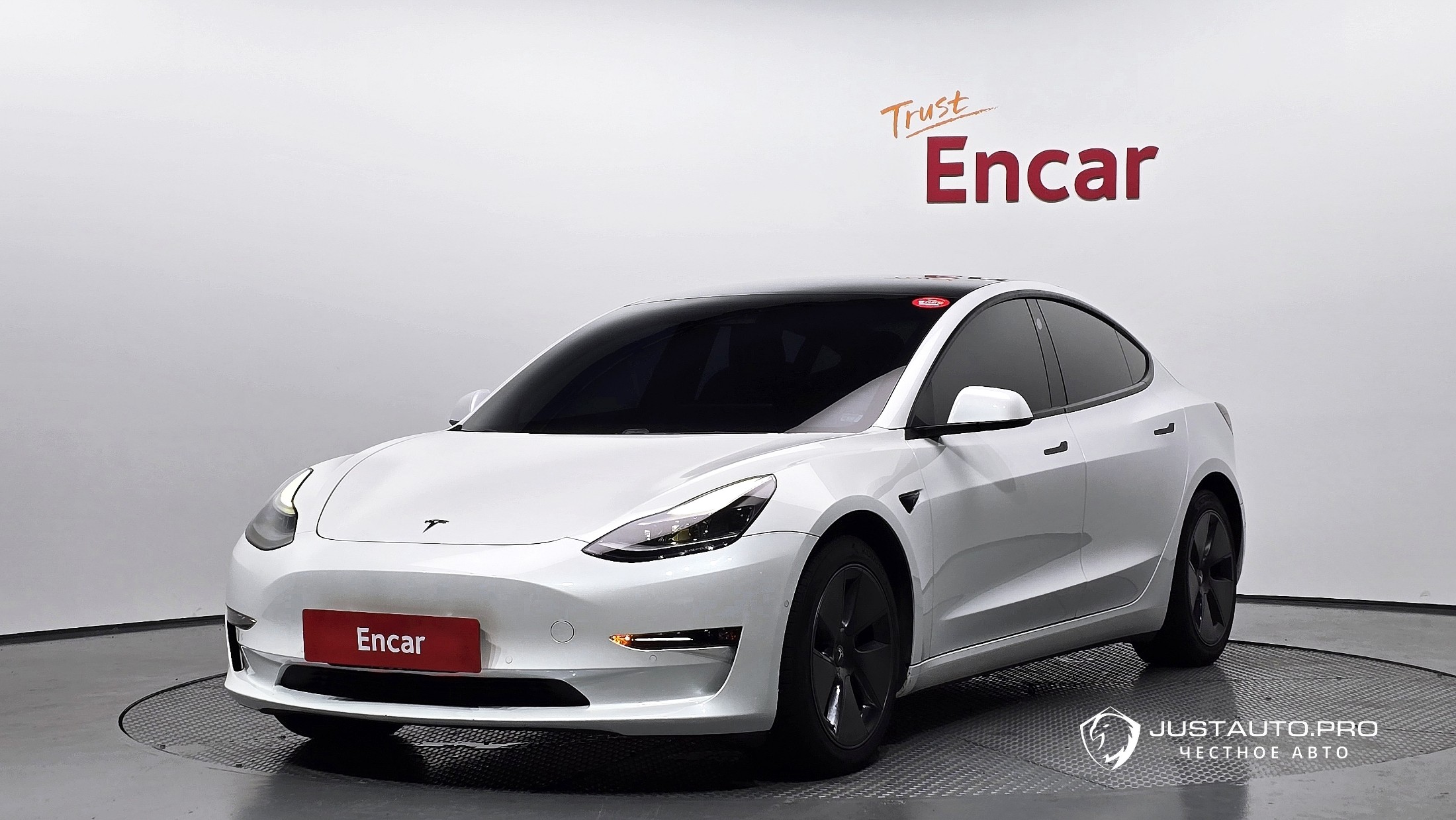 Автомобиль Tesla Model 3