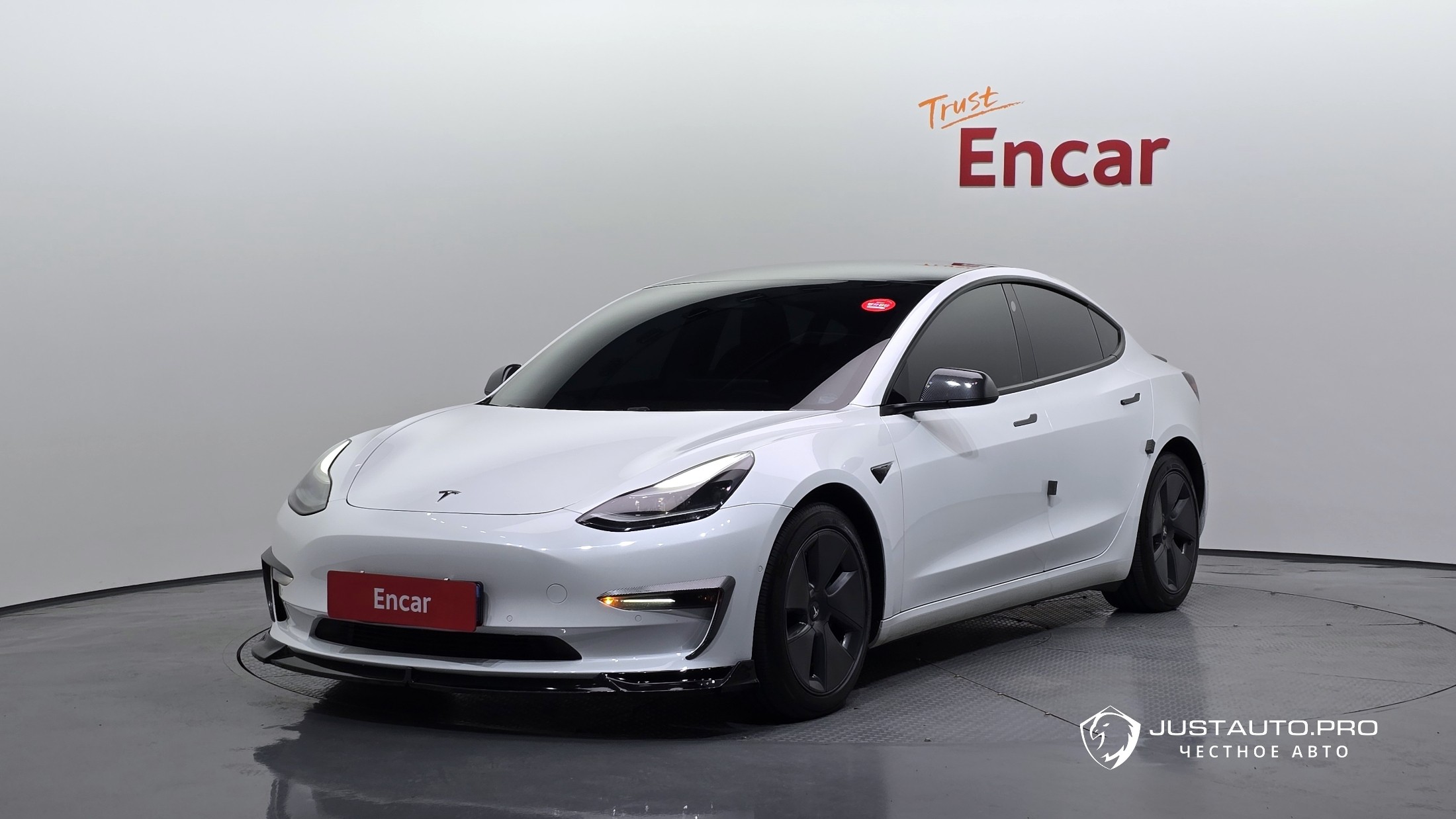 Автомобиль Tesla Model 3