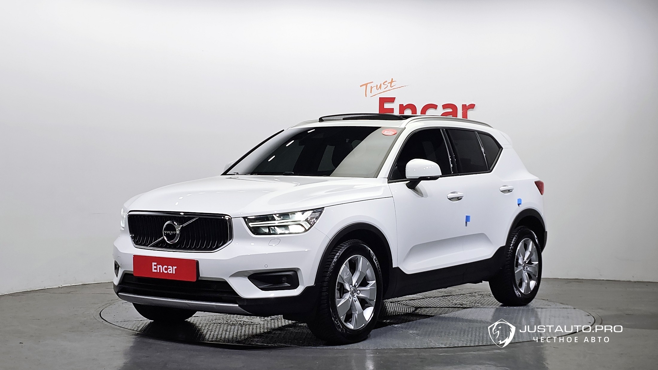 Автомобиль Volvo XC40