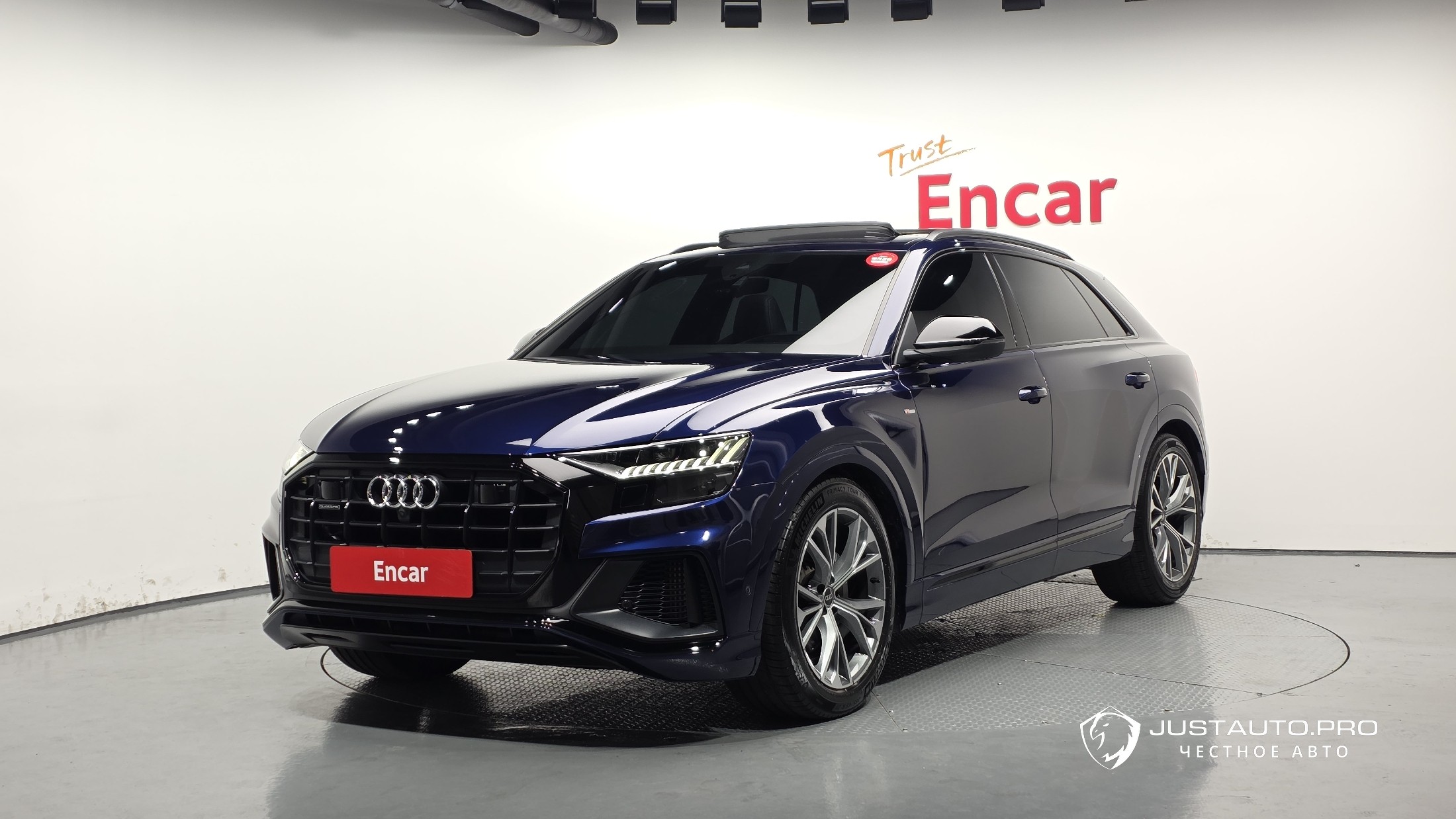 Автомобиль Audi Q8