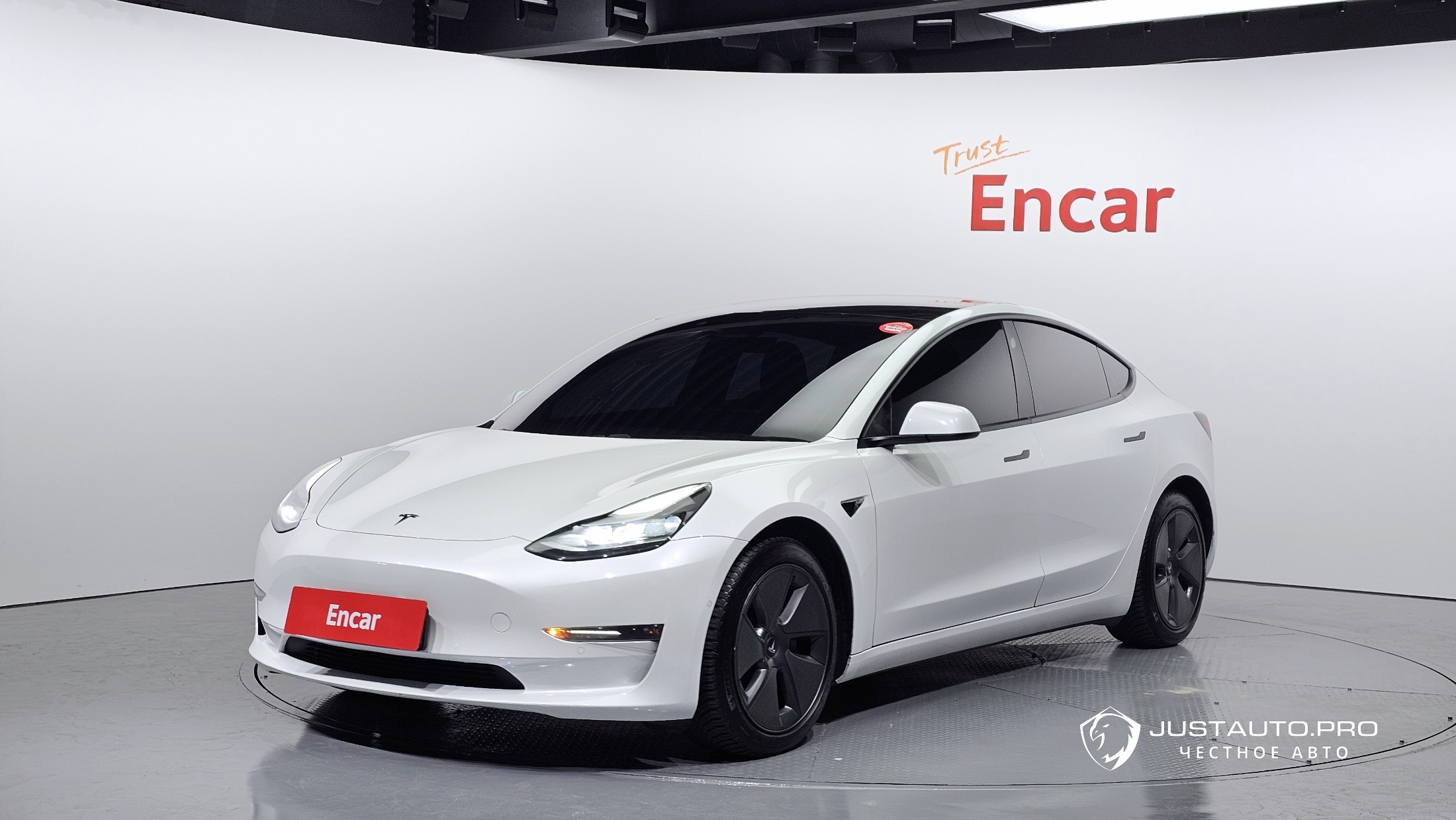 Автомобиль Tesla Model 3