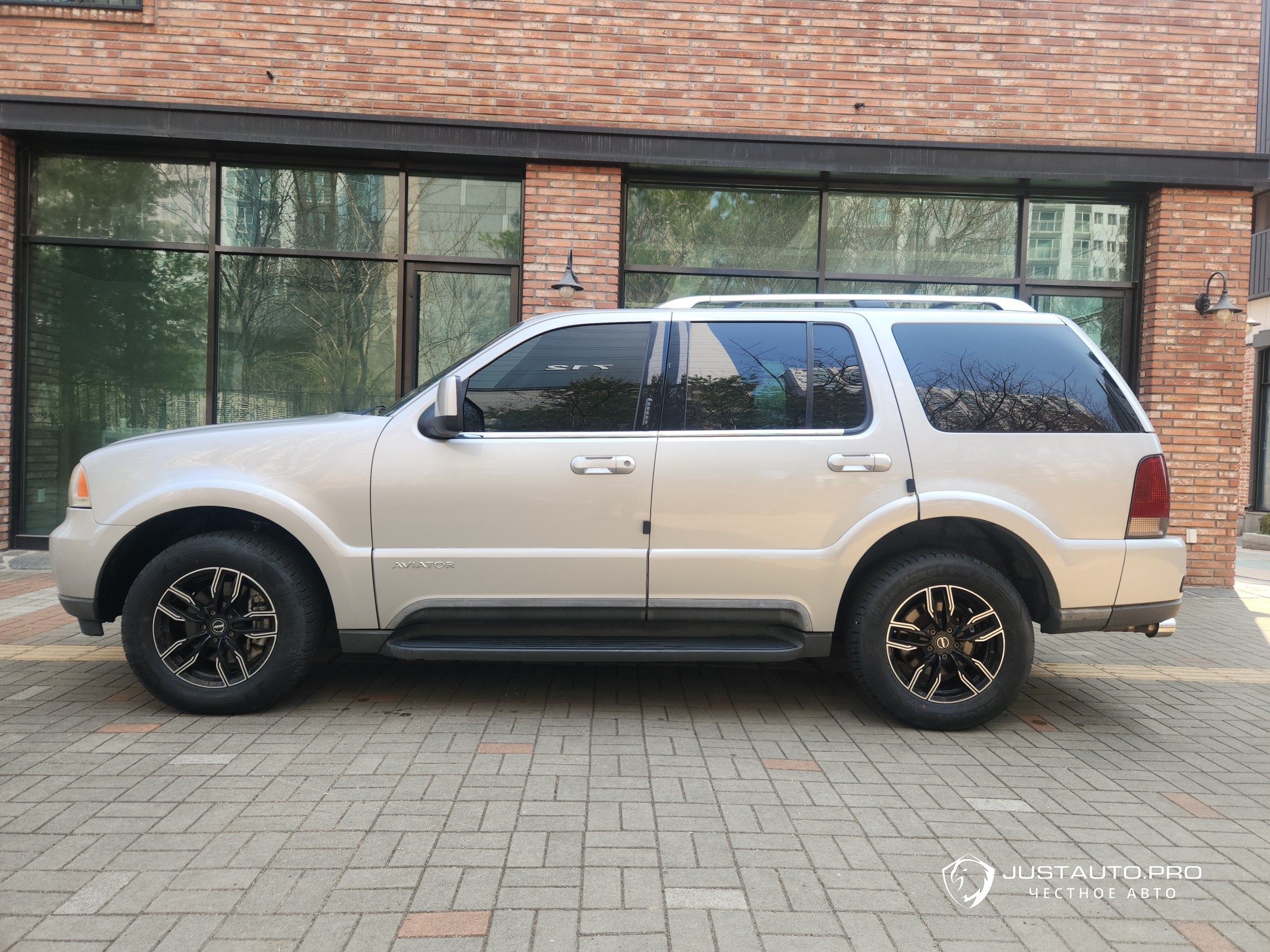 Автомобиль Lincoln Aviator