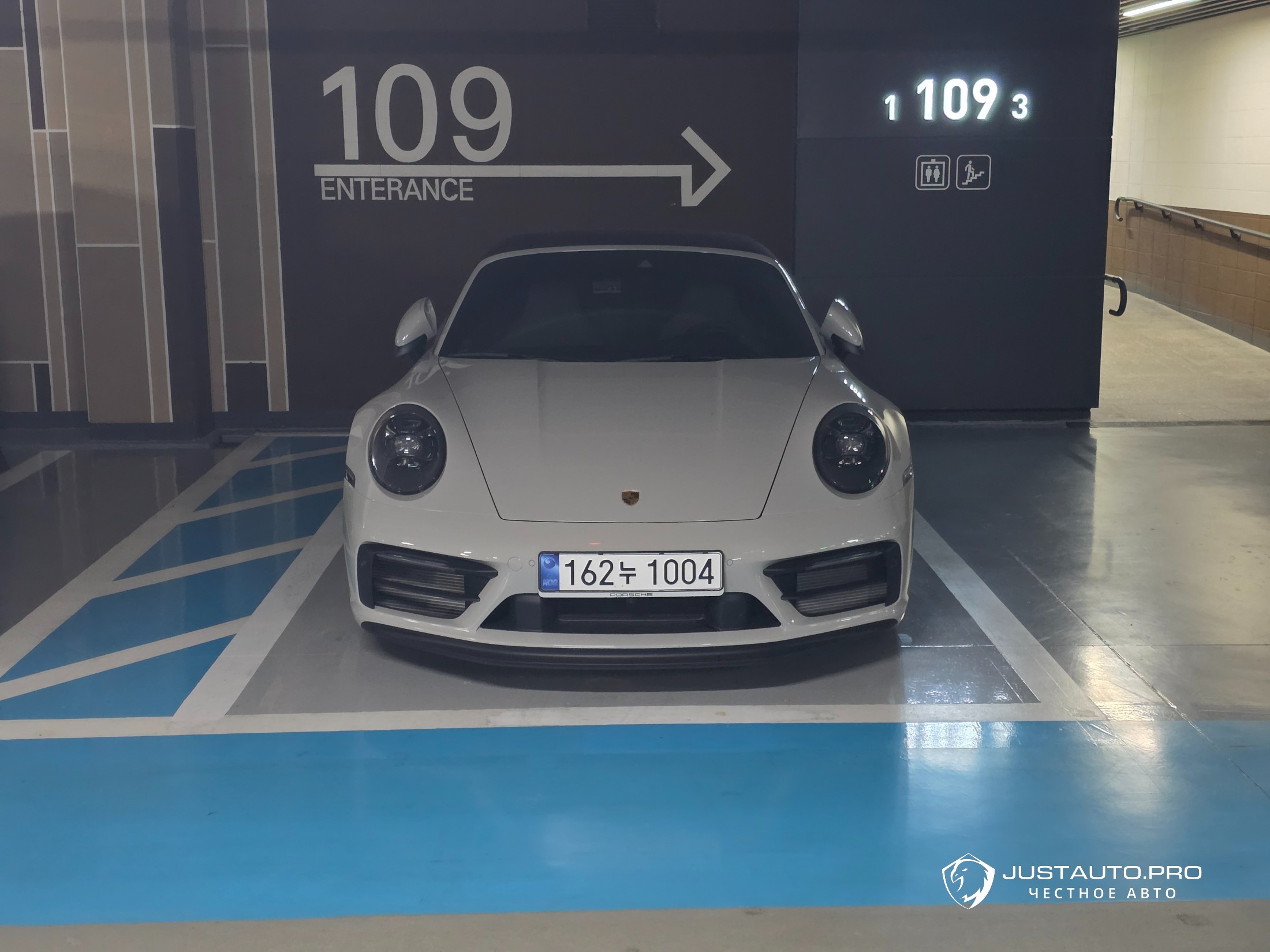 Автомобиль Porsche 911