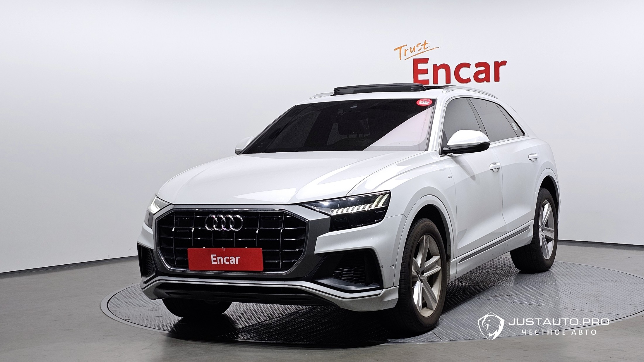 Автомобиль Audi Q8
