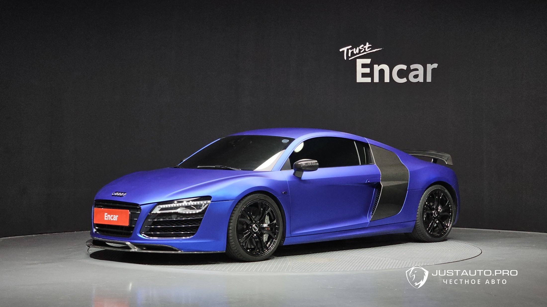 Автомобиль Audi R8