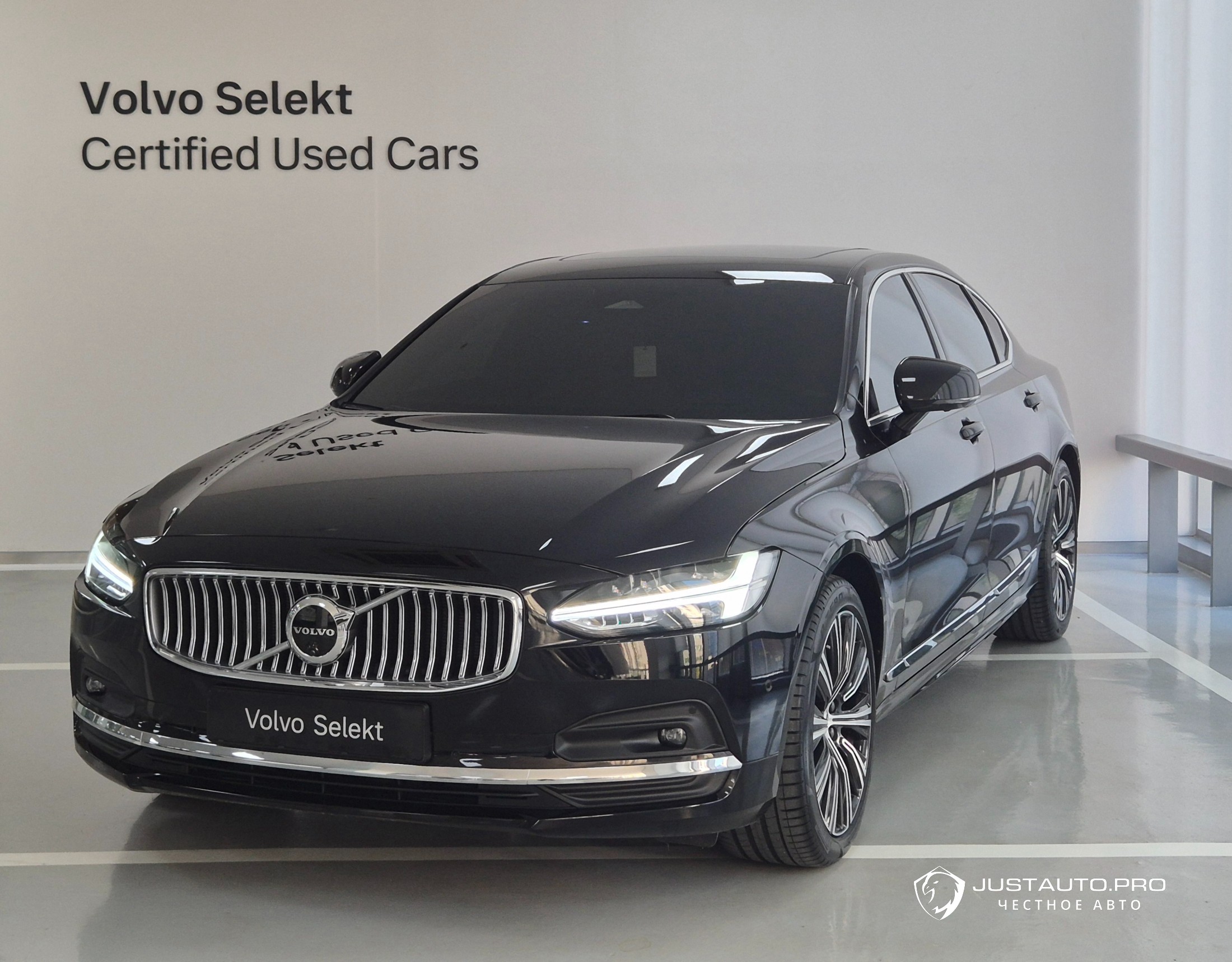 Автомобиль Volvo S90