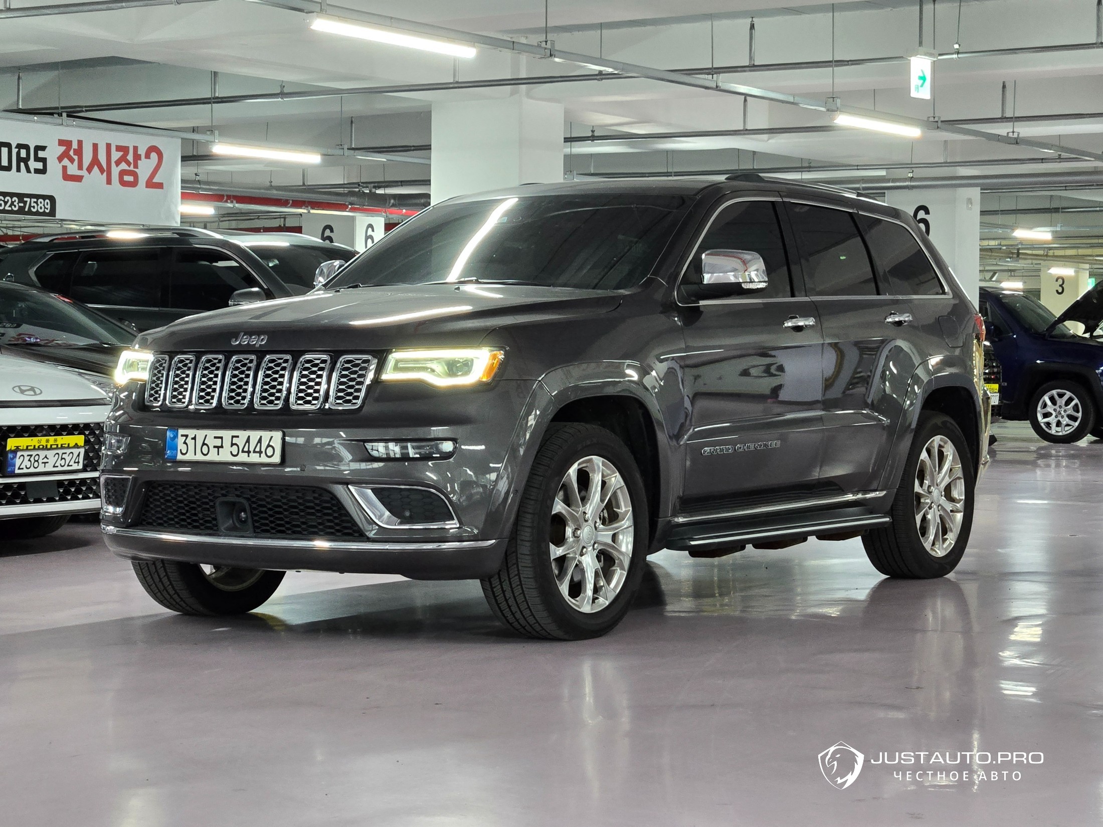 Автомобиль Jeep Cherokee