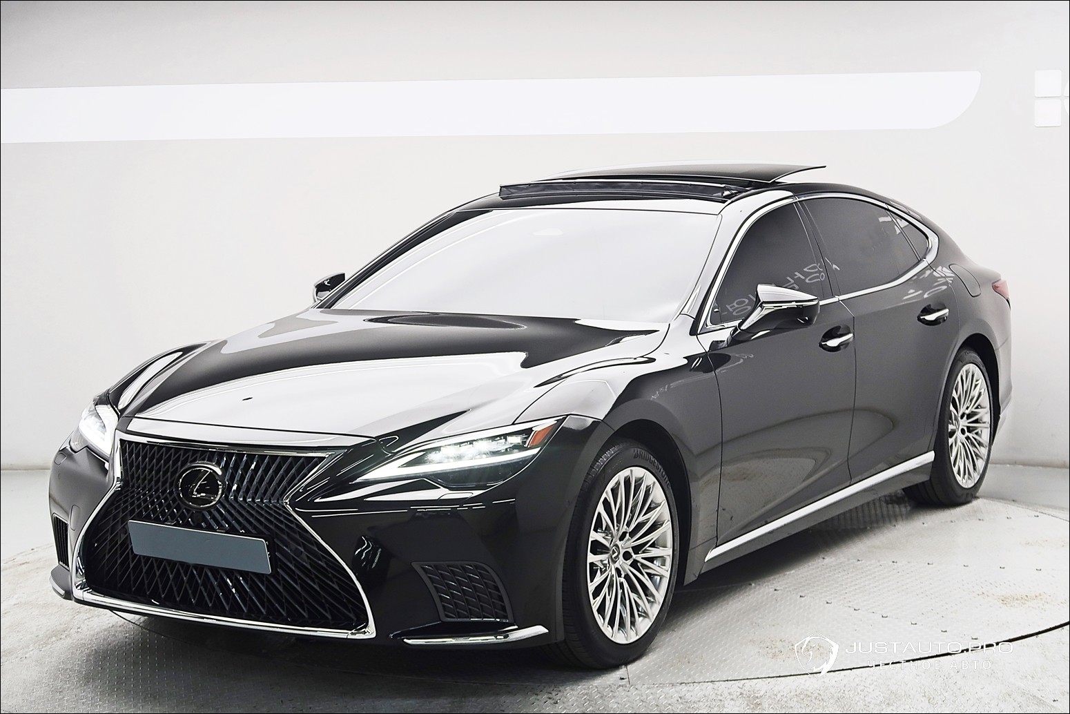 Автомобиль Lexus LS