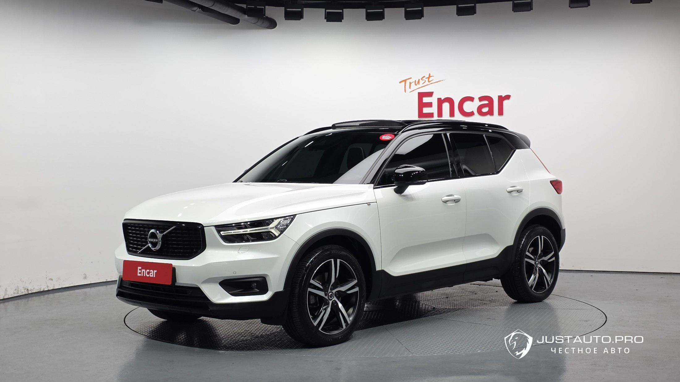 Автомобиль Volvo XC40
