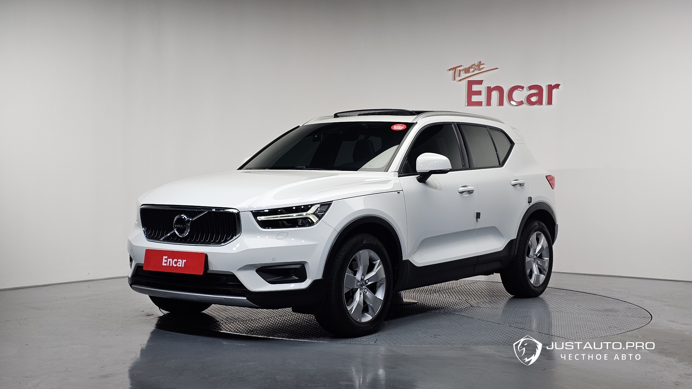 Автомобиль Volvo XC40