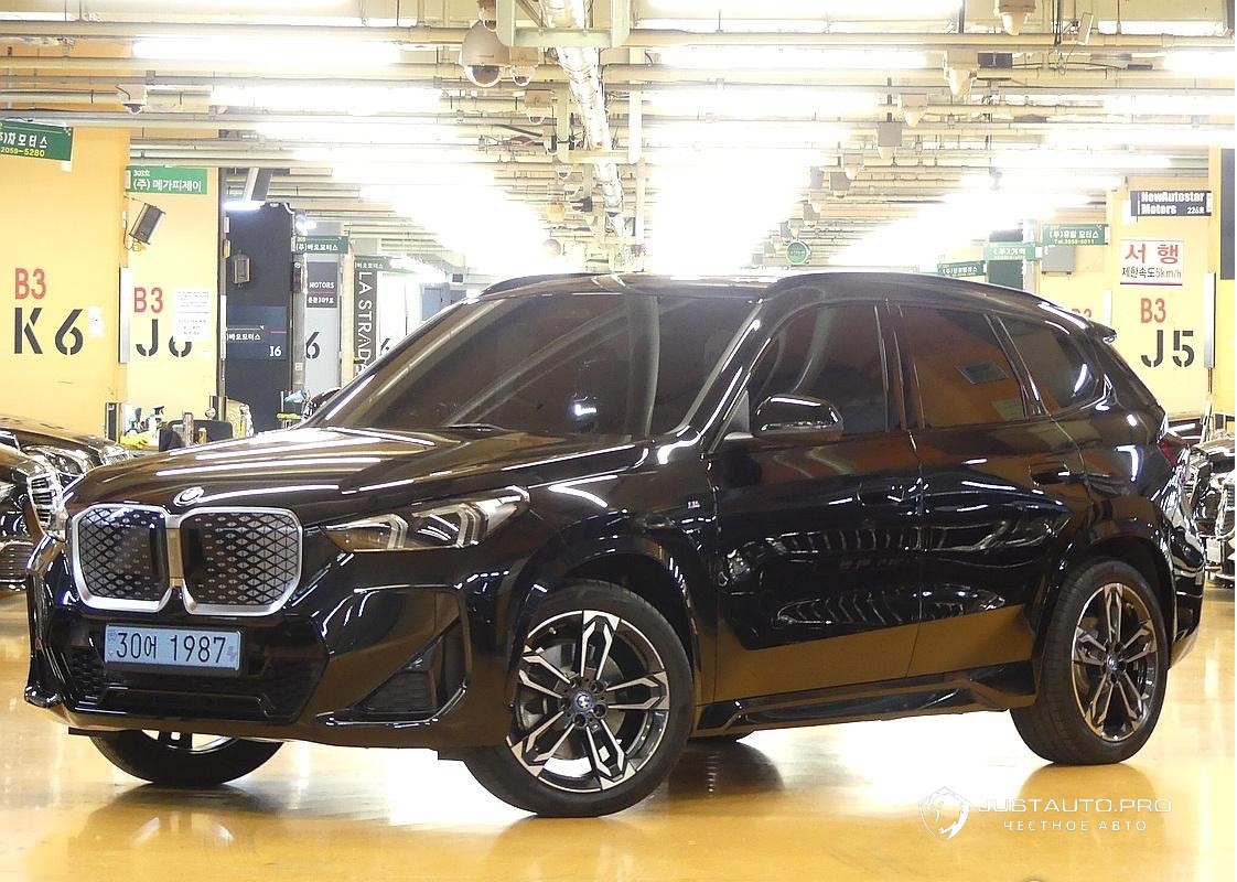 Автомобиль BMW iX1