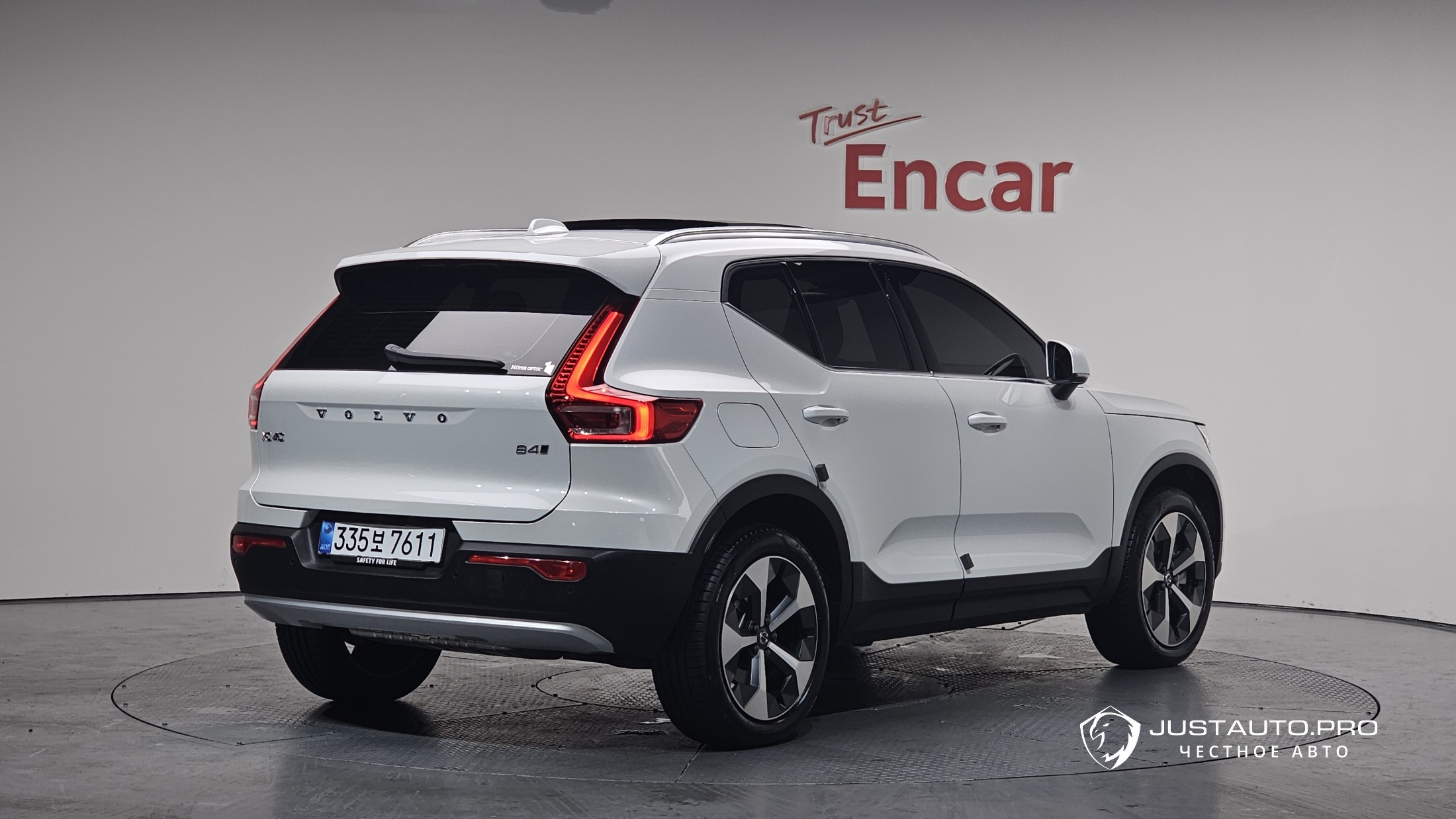 Автомобиль Volvo XC40