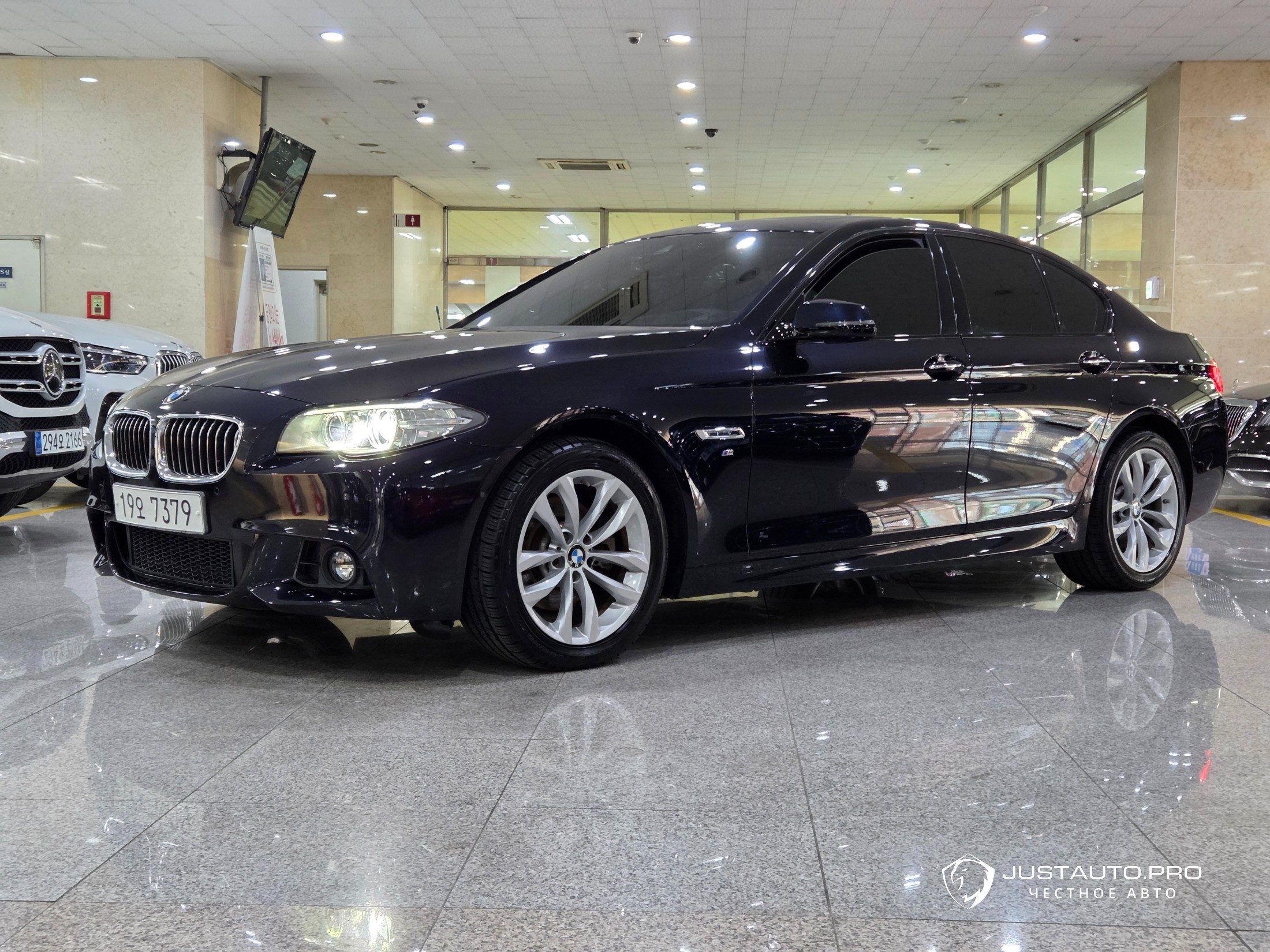 Автомобиль BMW 5-Series