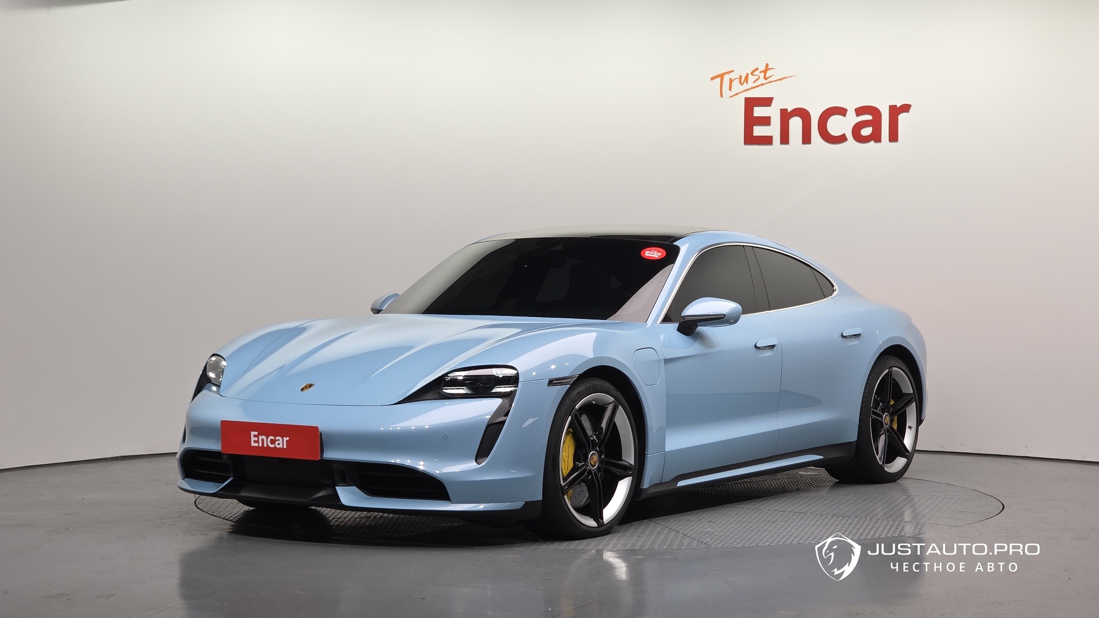 Автомобиль Porsche Taycan