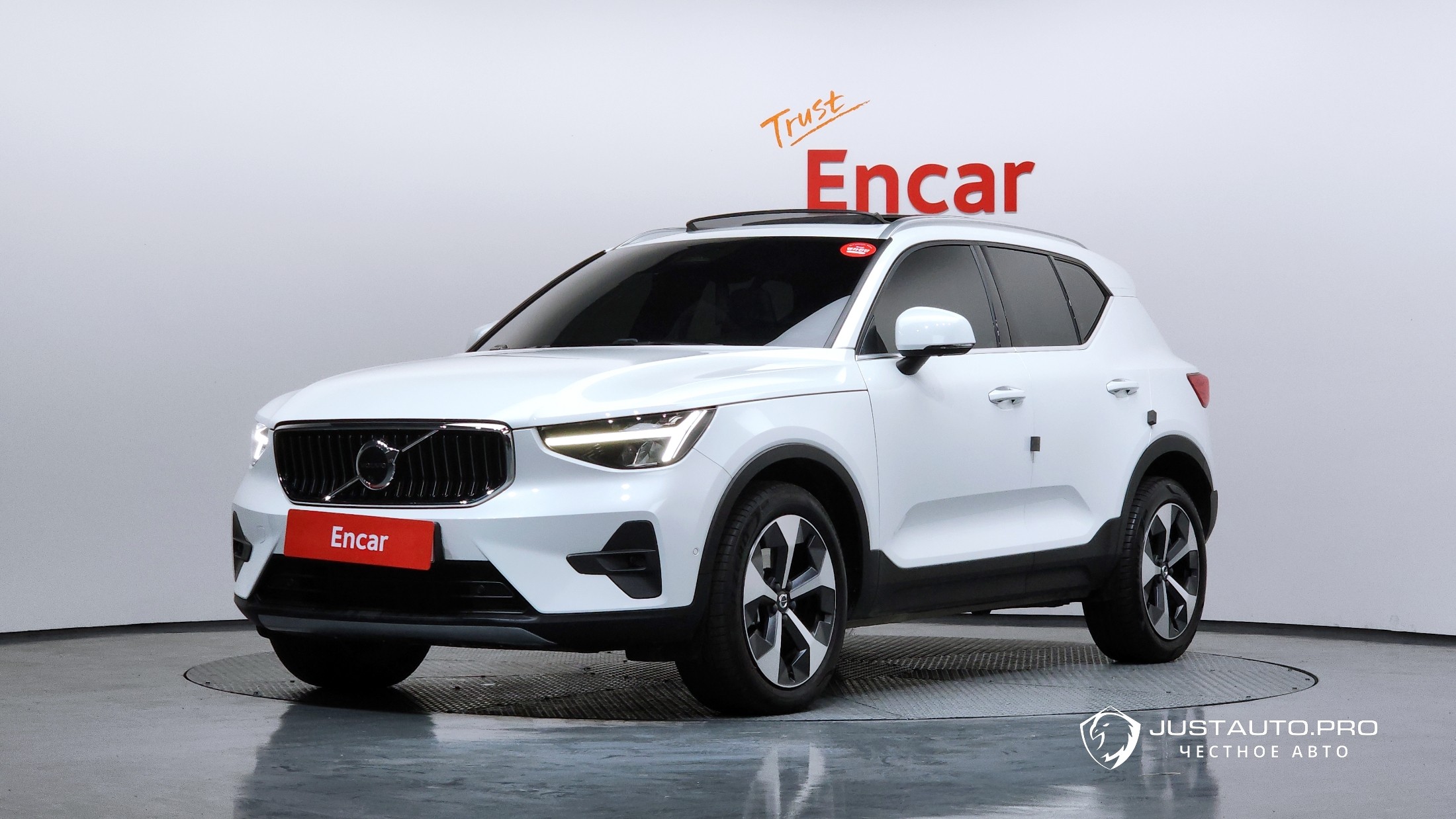Автомобиль Volvo XC40