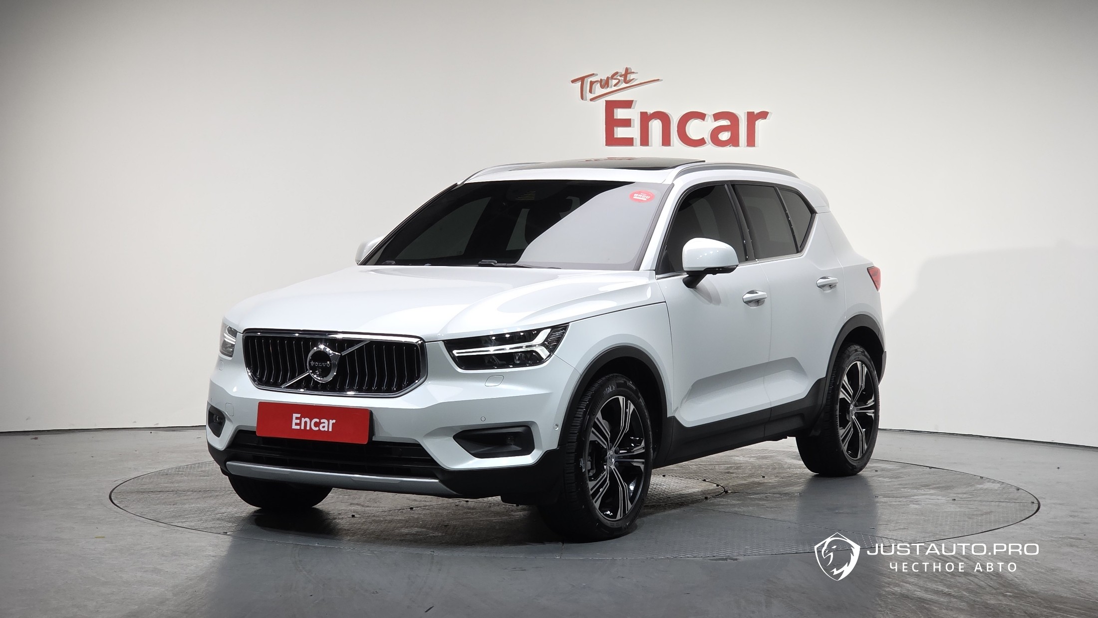 Автомобиль Volvo XC40