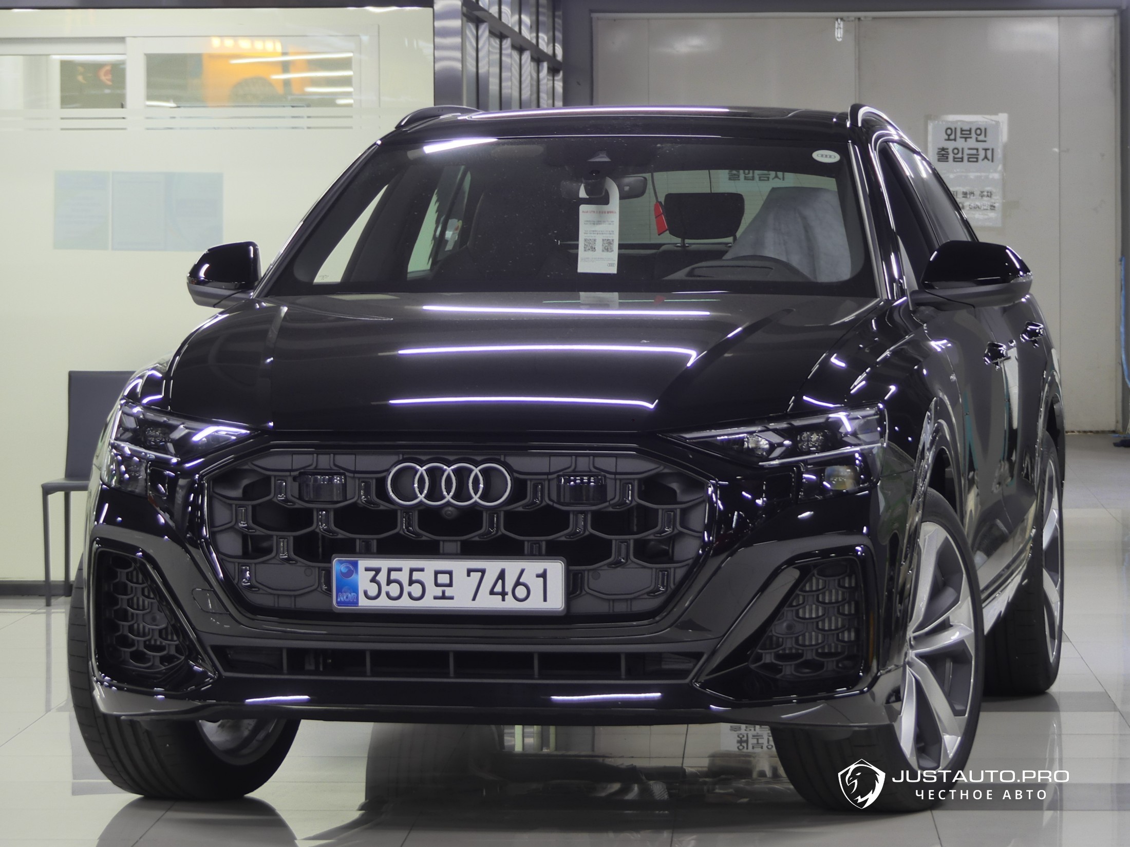 Автомобиль Audi Q8