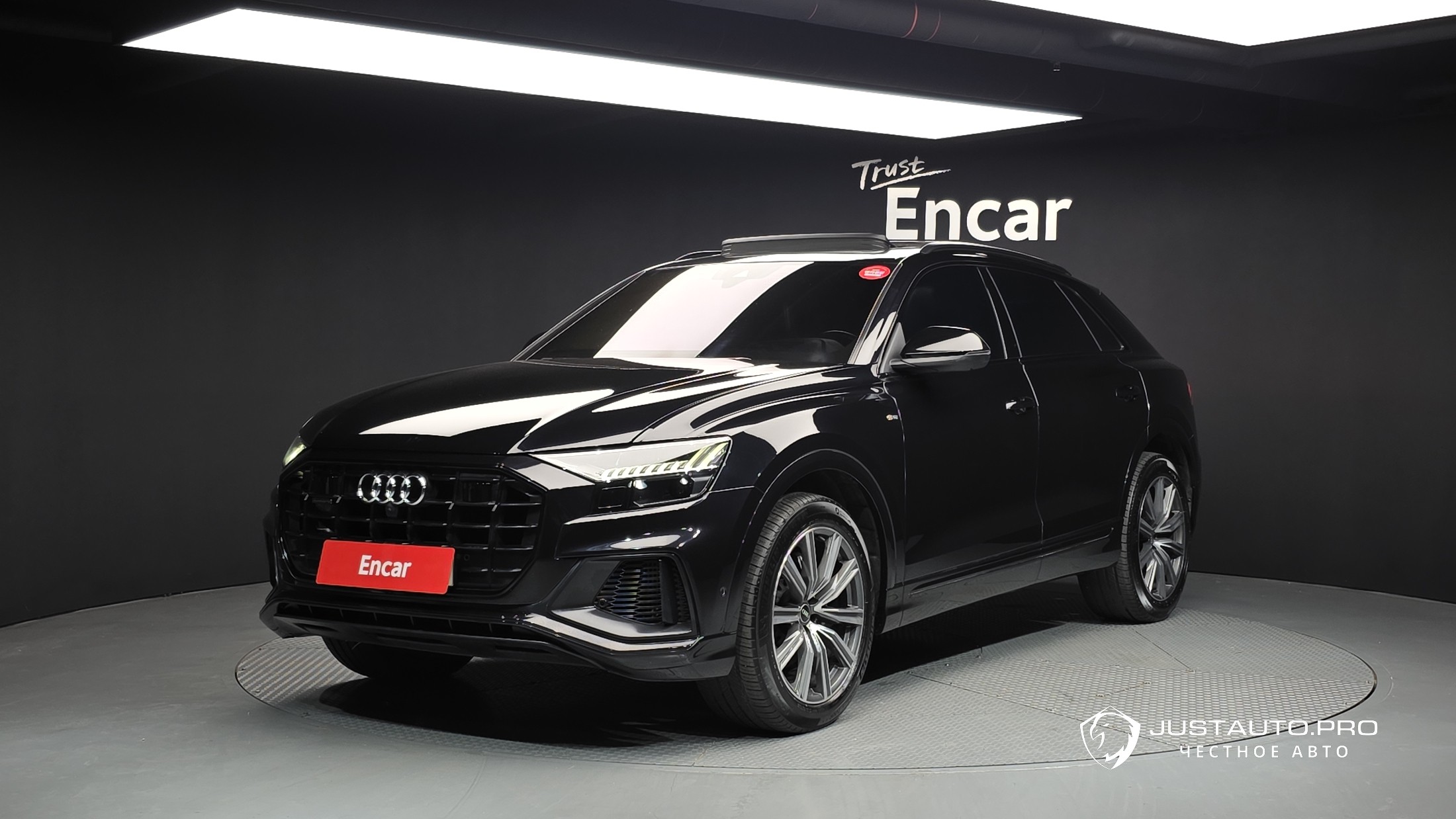 Автомобиль Audi Q8