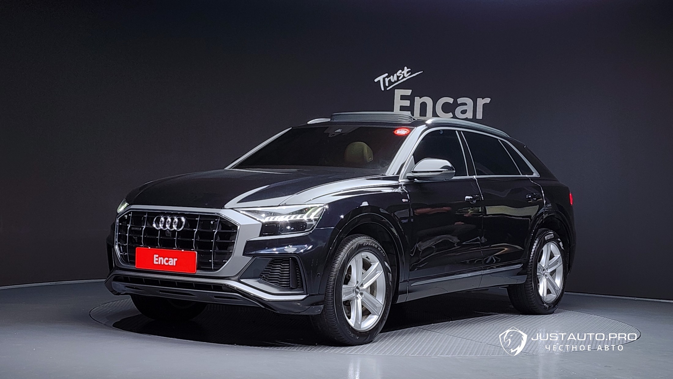 Автомобиль Audi Q8
