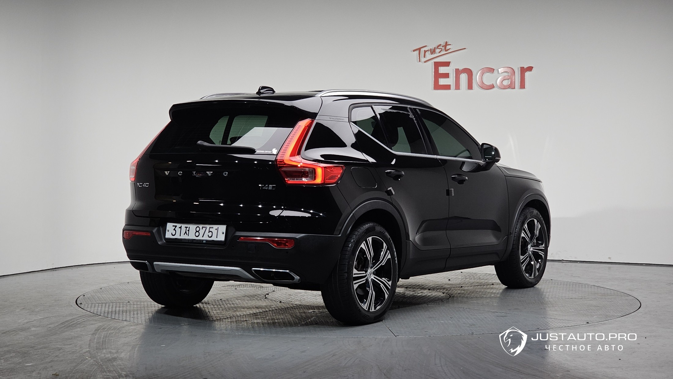 Автомобиль Volvo XC40