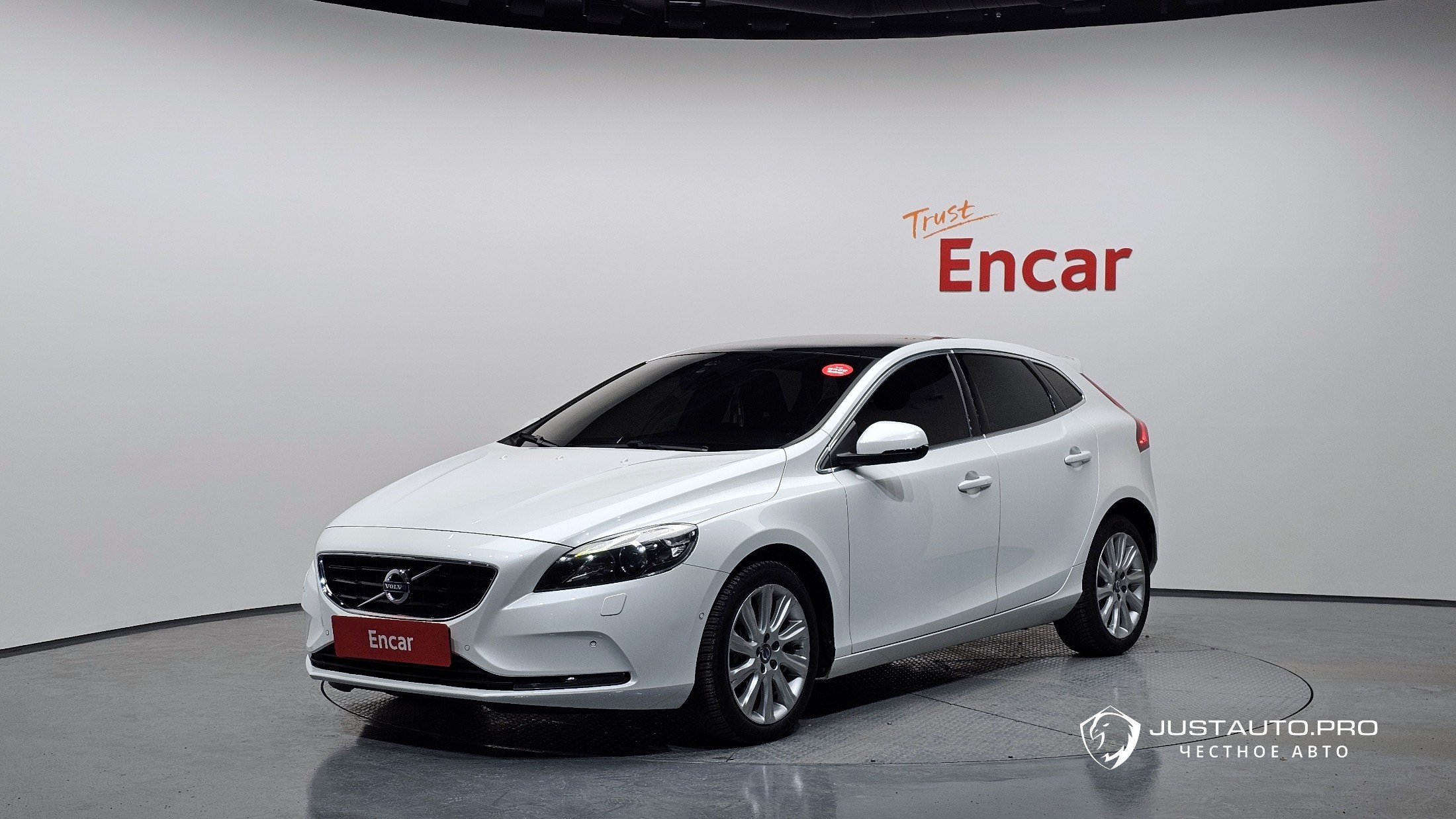 Автомобиль Volvo V40