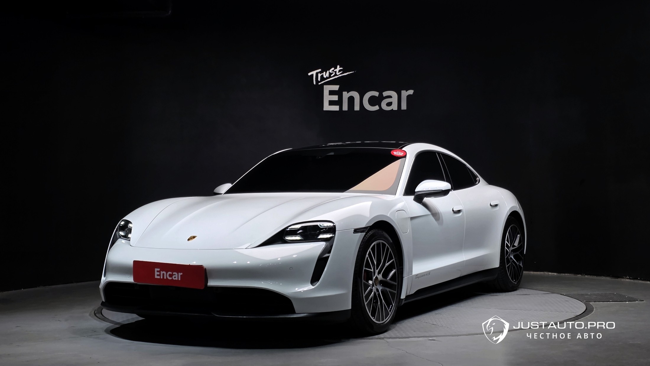 Автомобиль Porsche Taycan