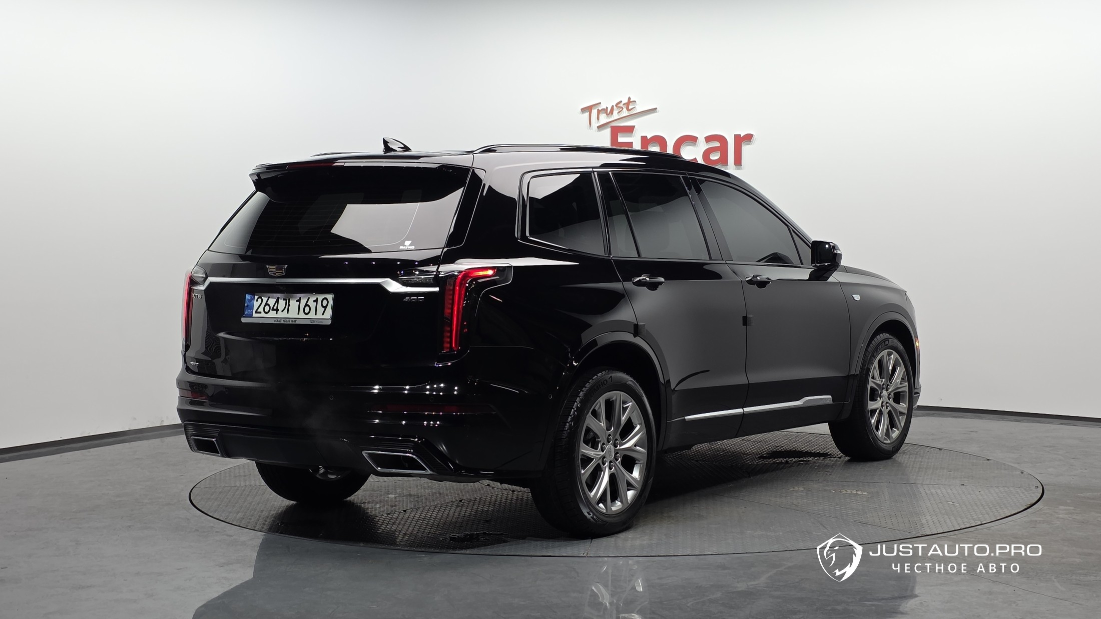 Автомобиль Cadillac XT6