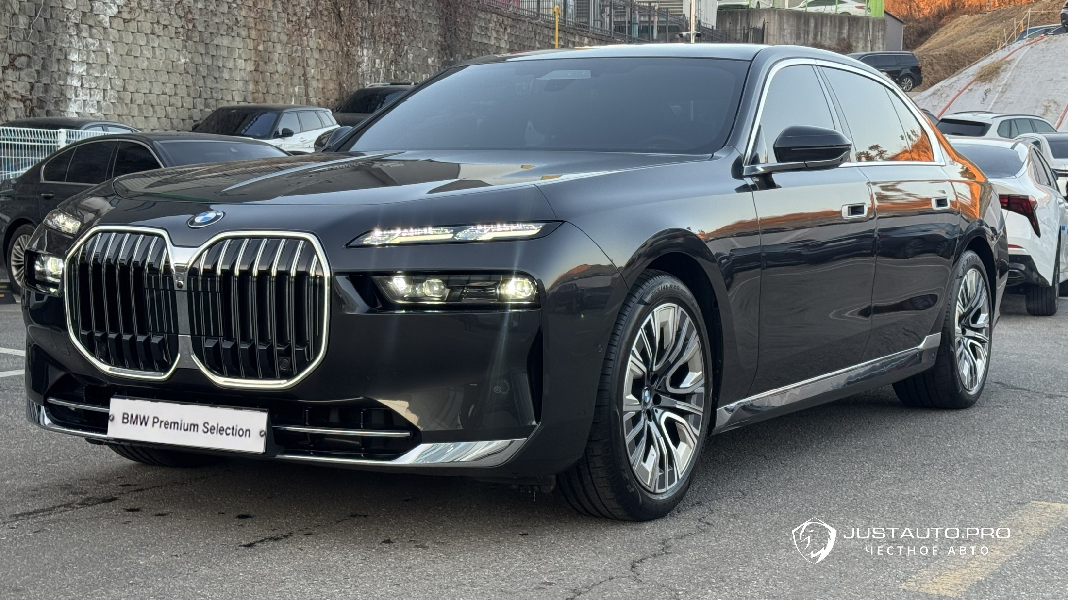 Автомобиль BMW 7-Series