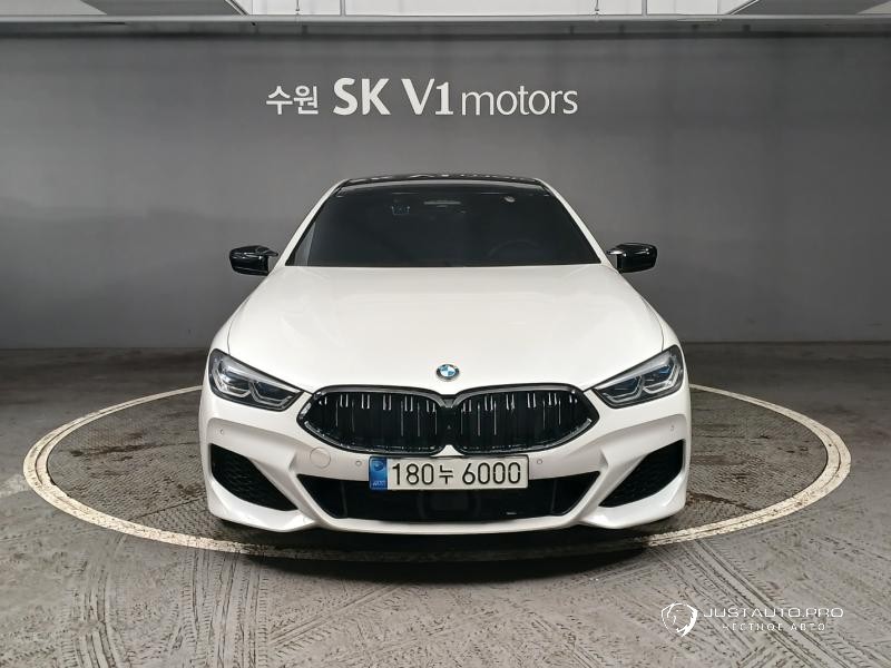 Автомобиль BMW 8-Series