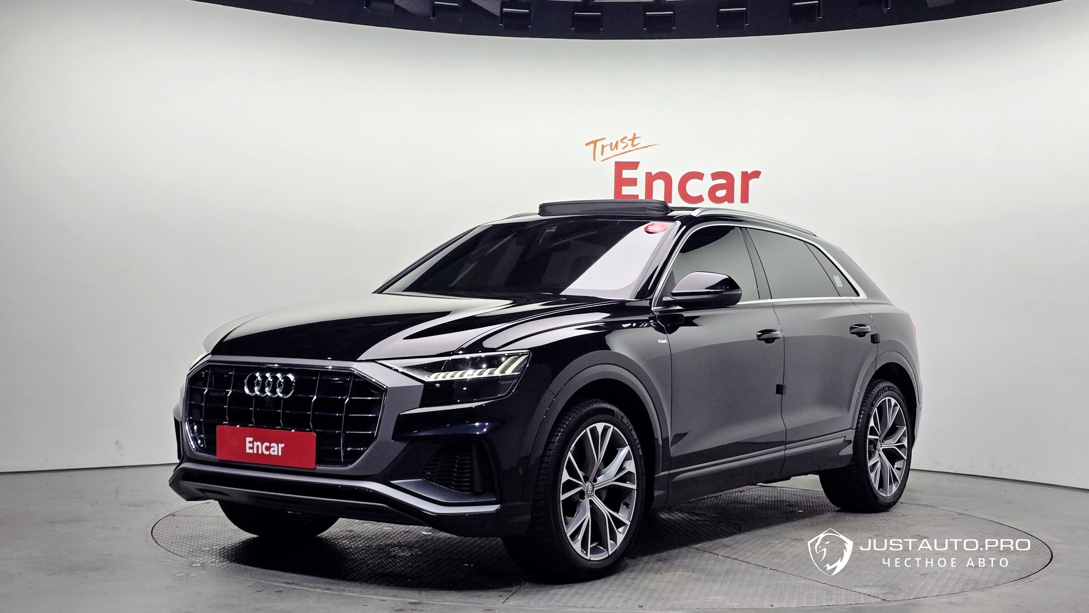 Автомобиль Audi Q8