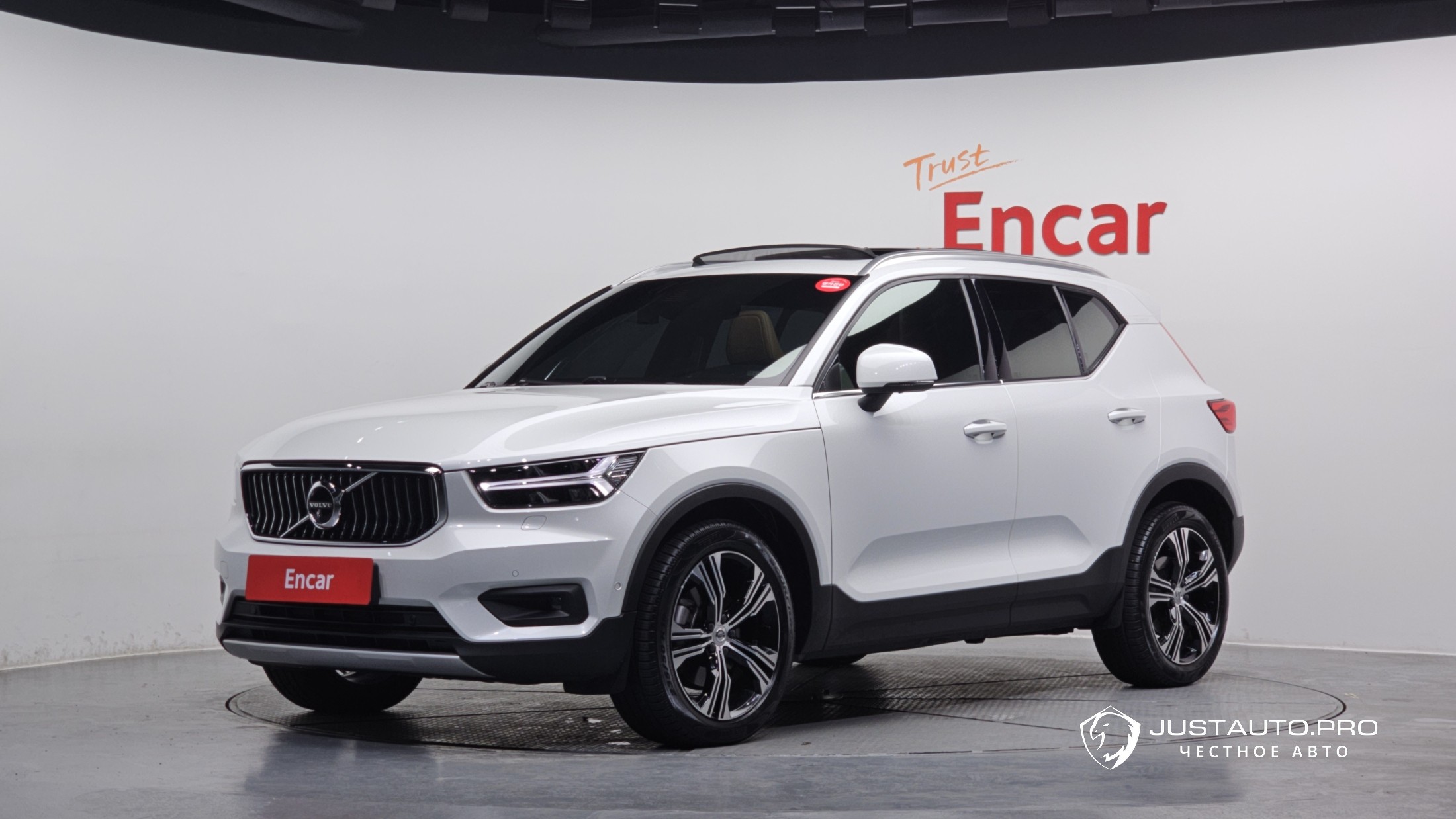 Автомобиль Volvo XC40
