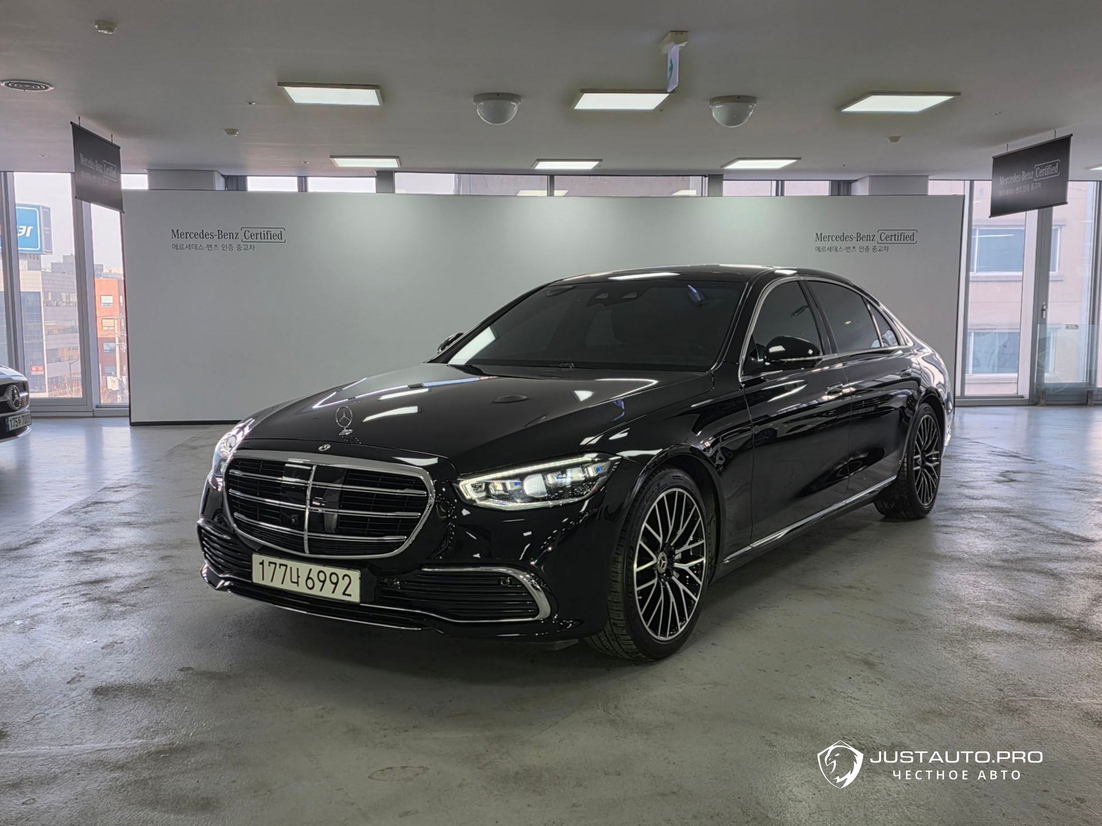 Автомобиль Mercedes-Benz S-Class