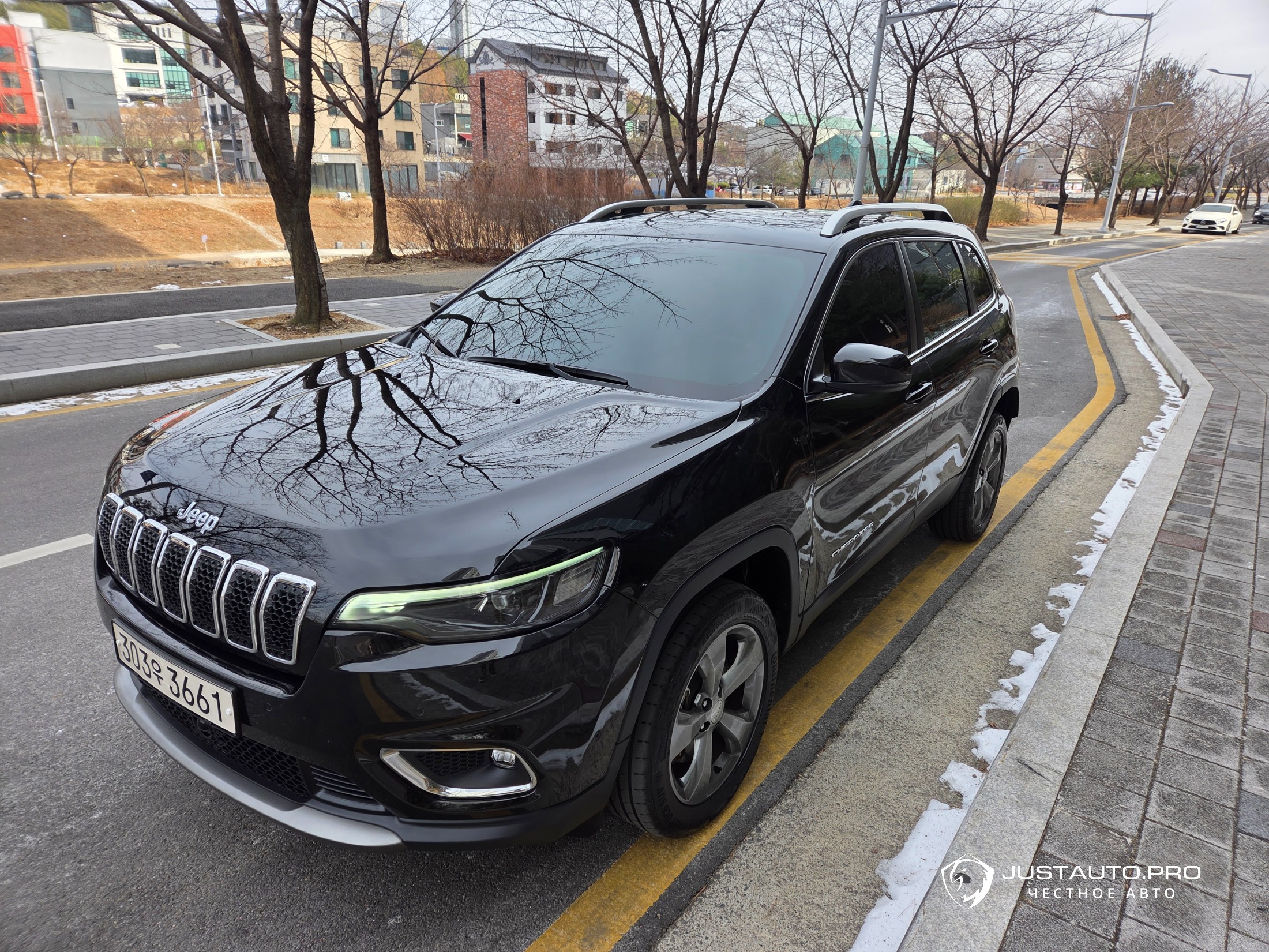 Автомобиль Jeep Cherokee