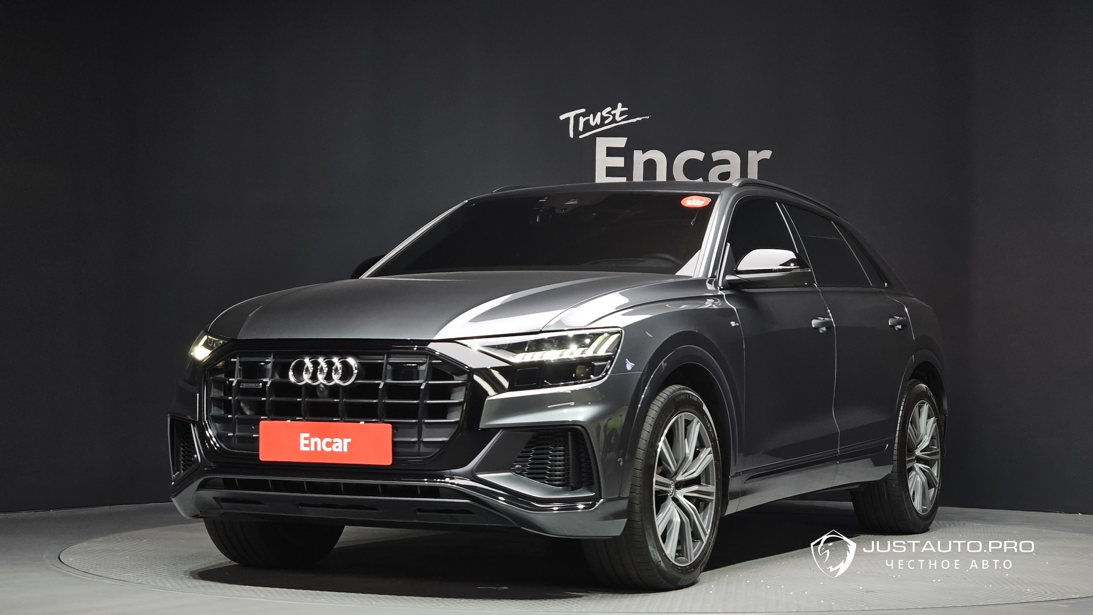 Автомобиль Audi Q8