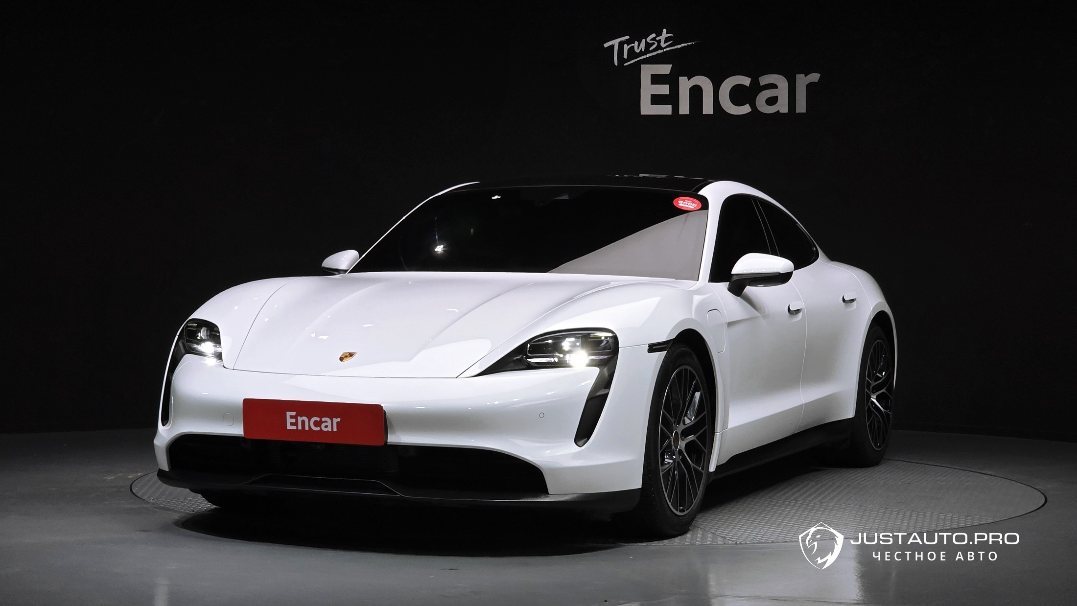 Автомобиль Porsche Taycan