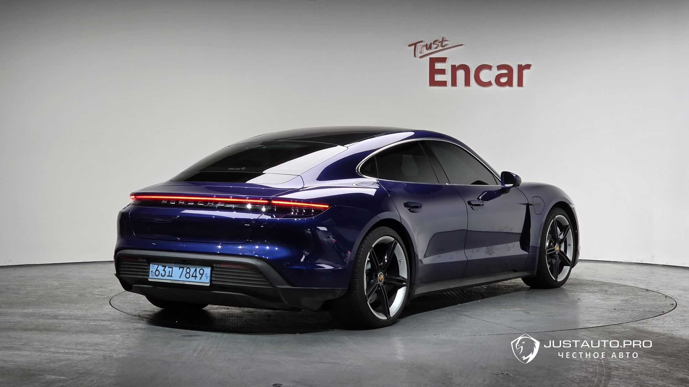 Автомобиль Porsche Taycan