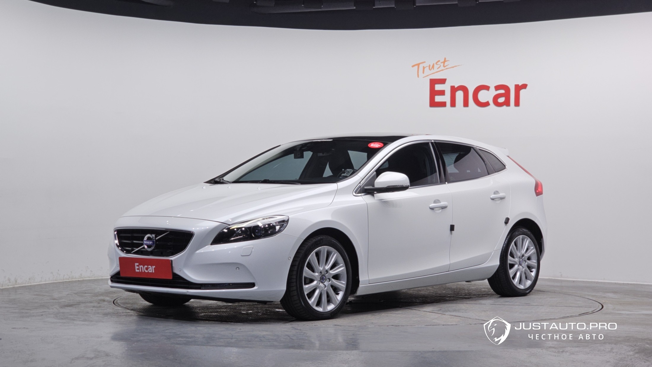 Автомобиль Volvo V40