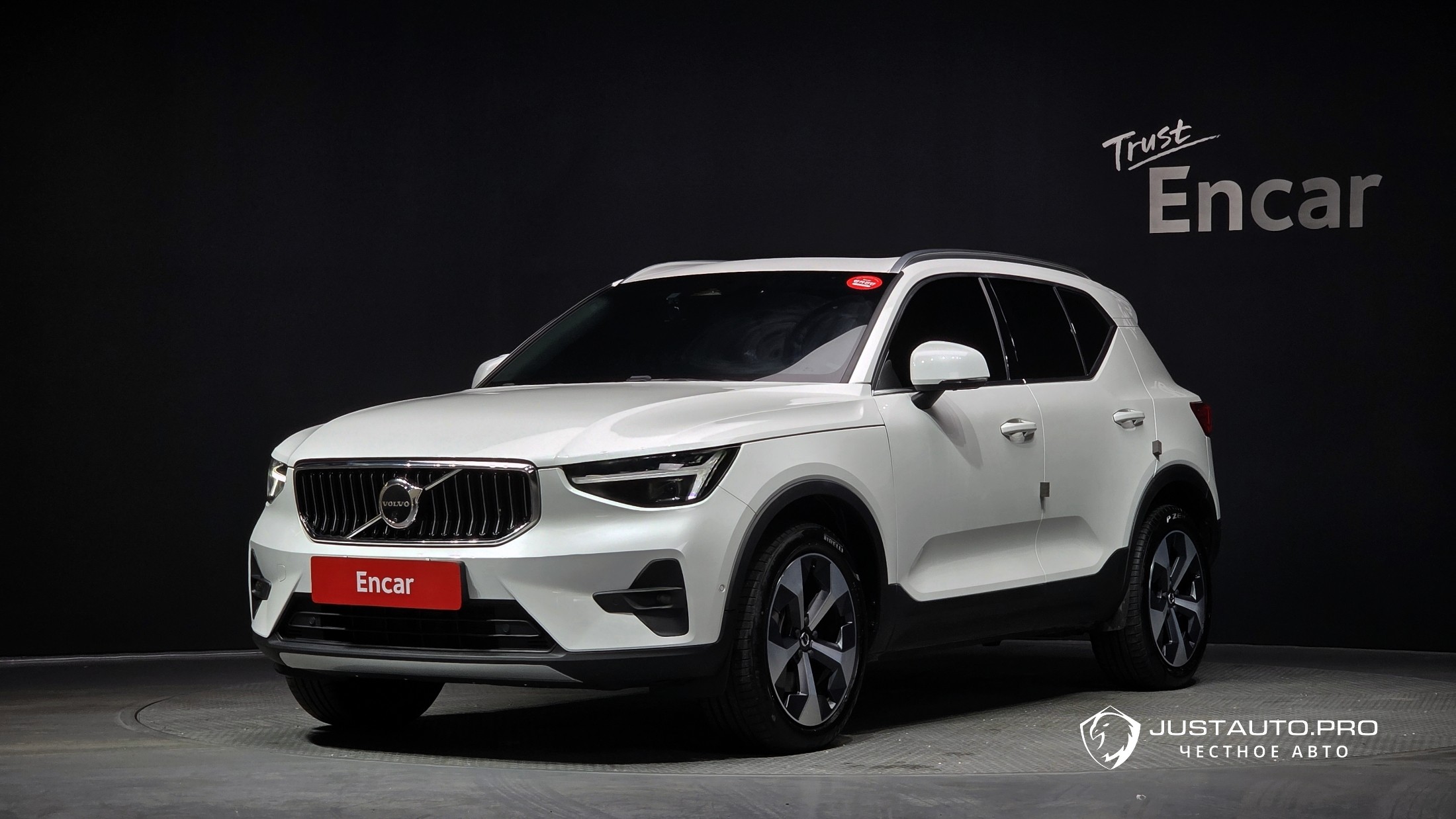 Автомобиль Volvo XC40