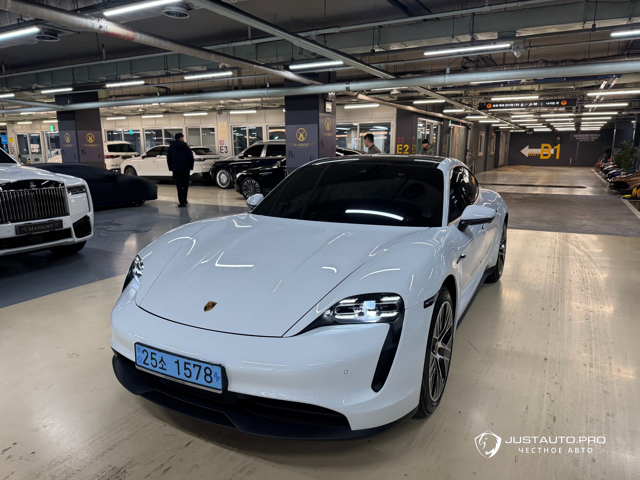 Автомобиль Porsche Taycan