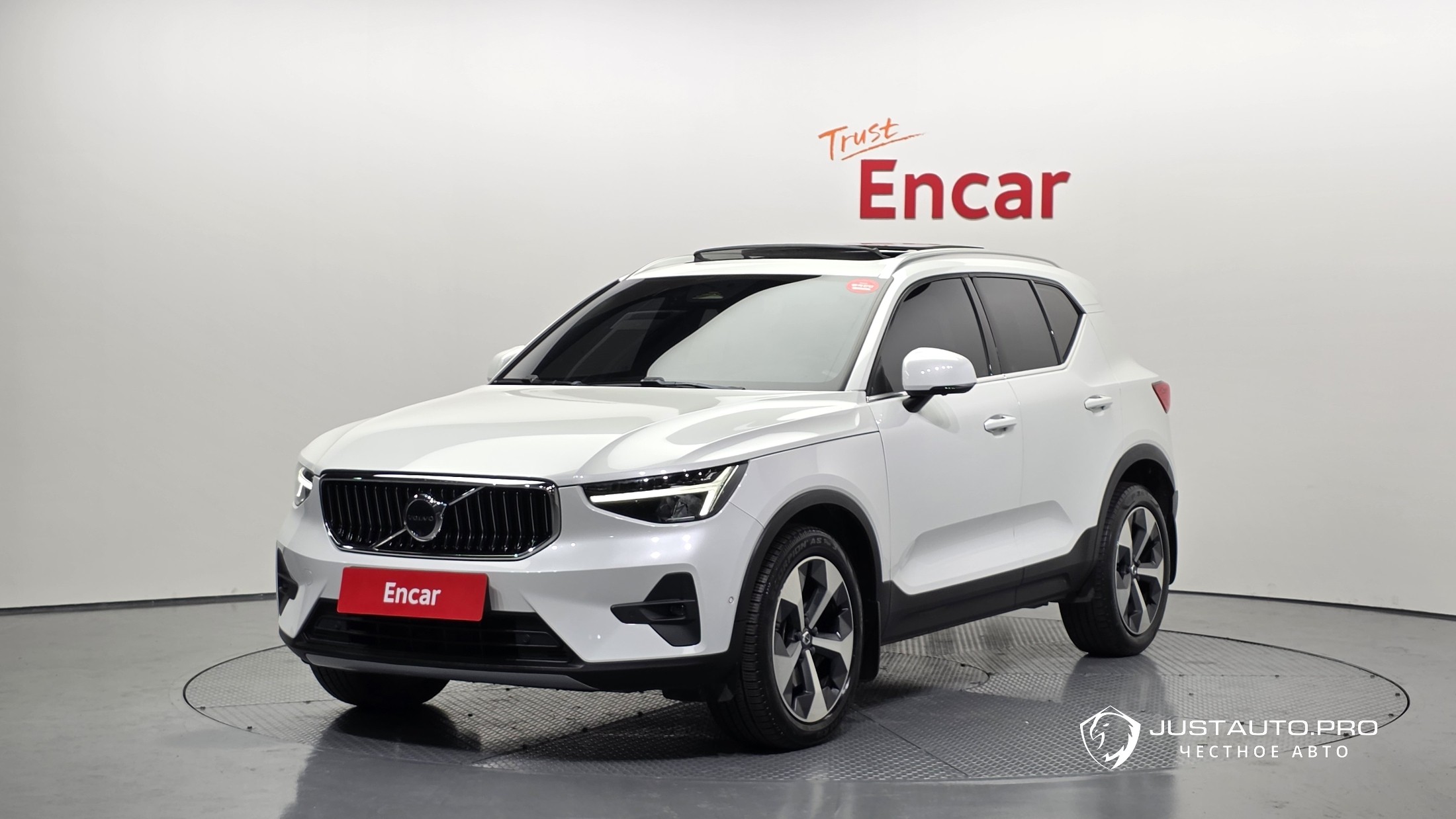 Автомобиль Volvo XC40