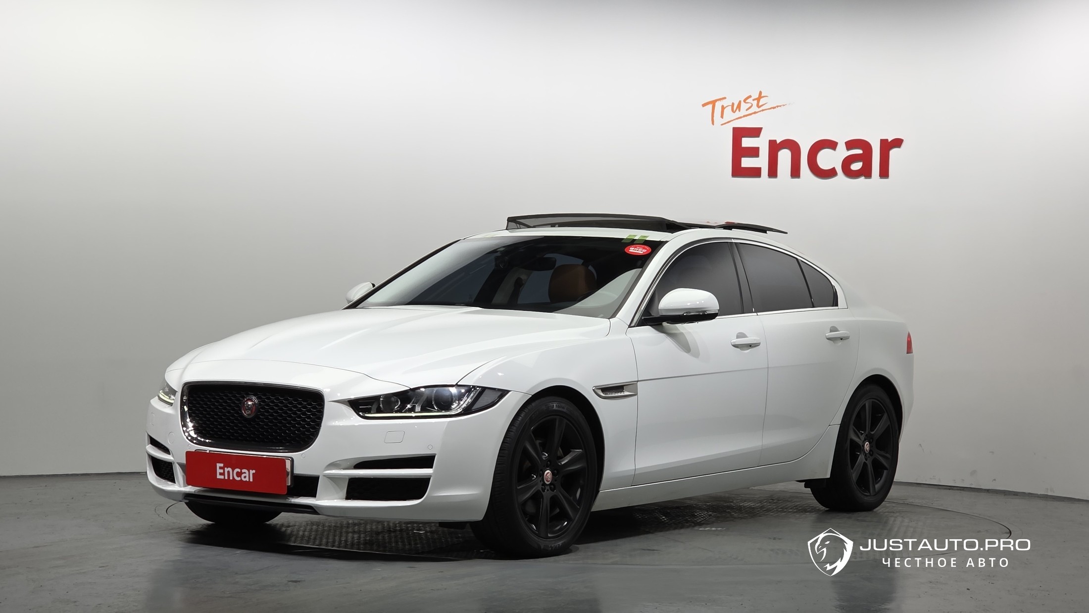 Автомобиль Jaguar XE