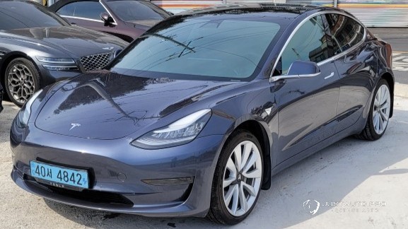 Автомобиль Tesla Model 3