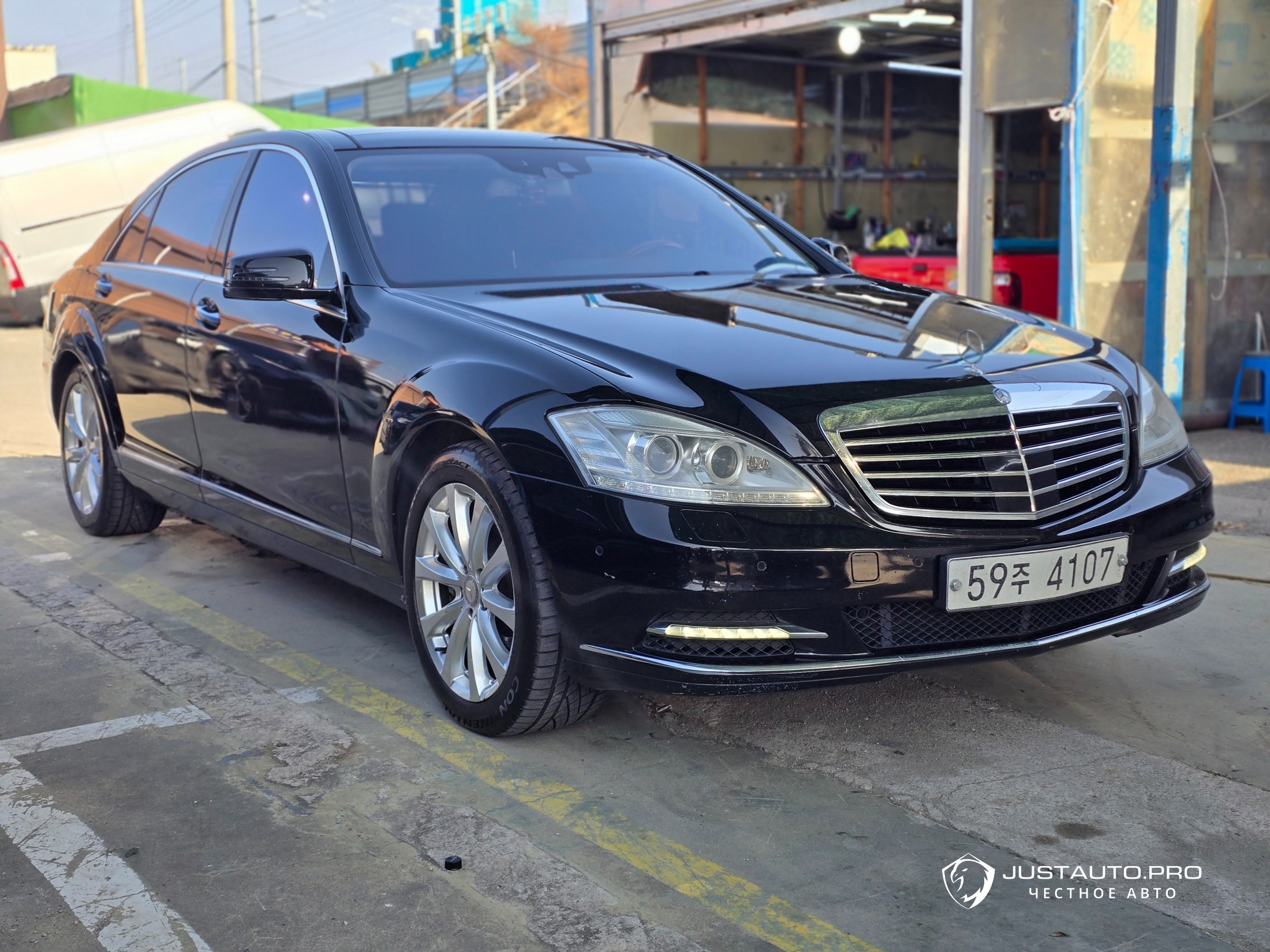 Автомобиль Mercedes-Benz S-Class