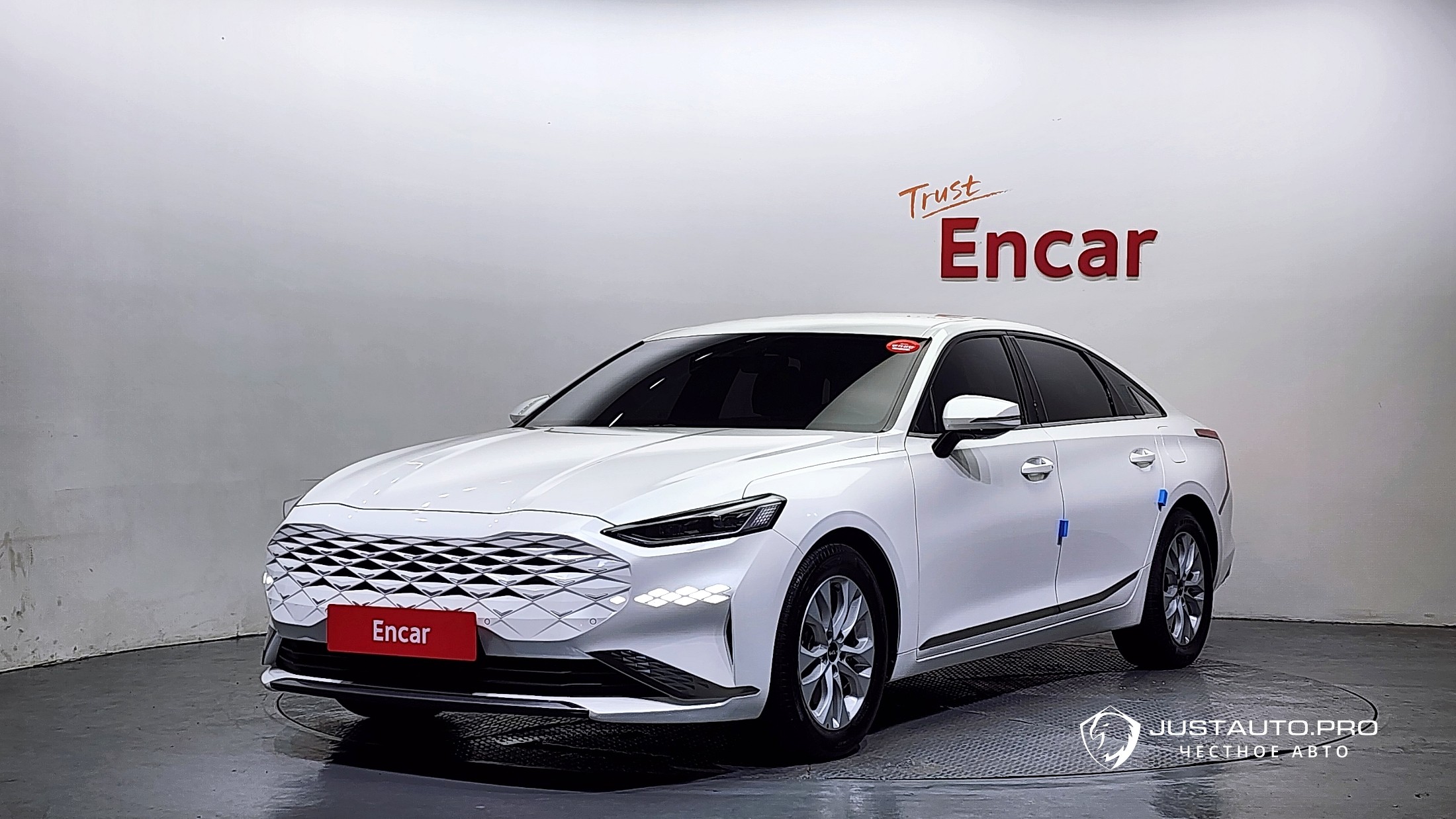 Автомобиль Kia K8