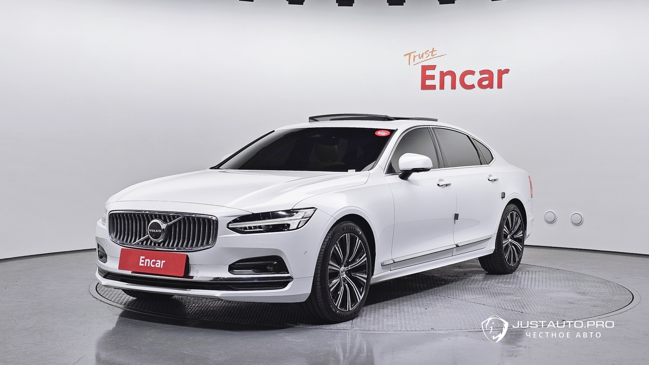 Автомобиль Volvo S90