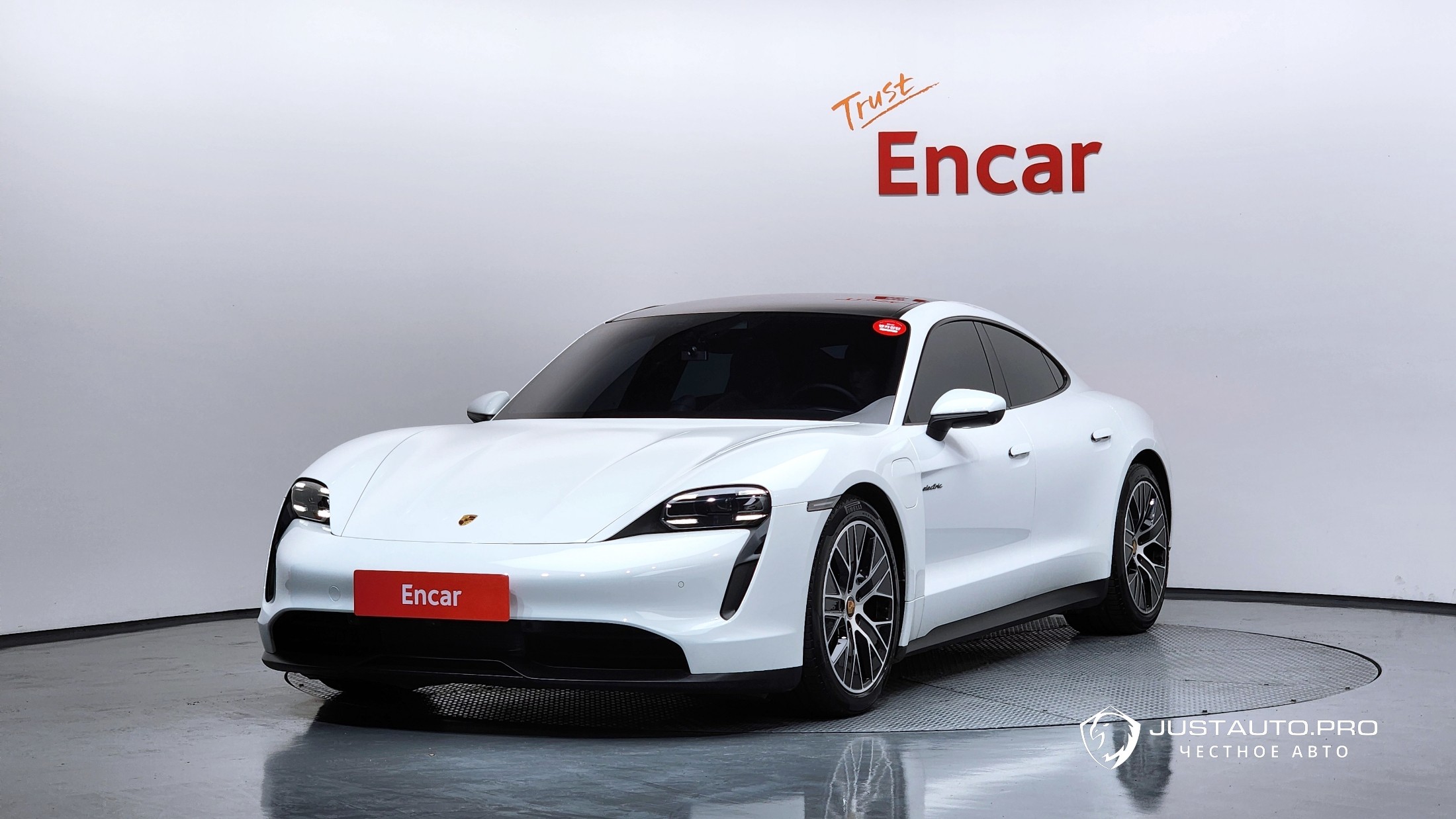 Автомобиль Porsche Taycan
