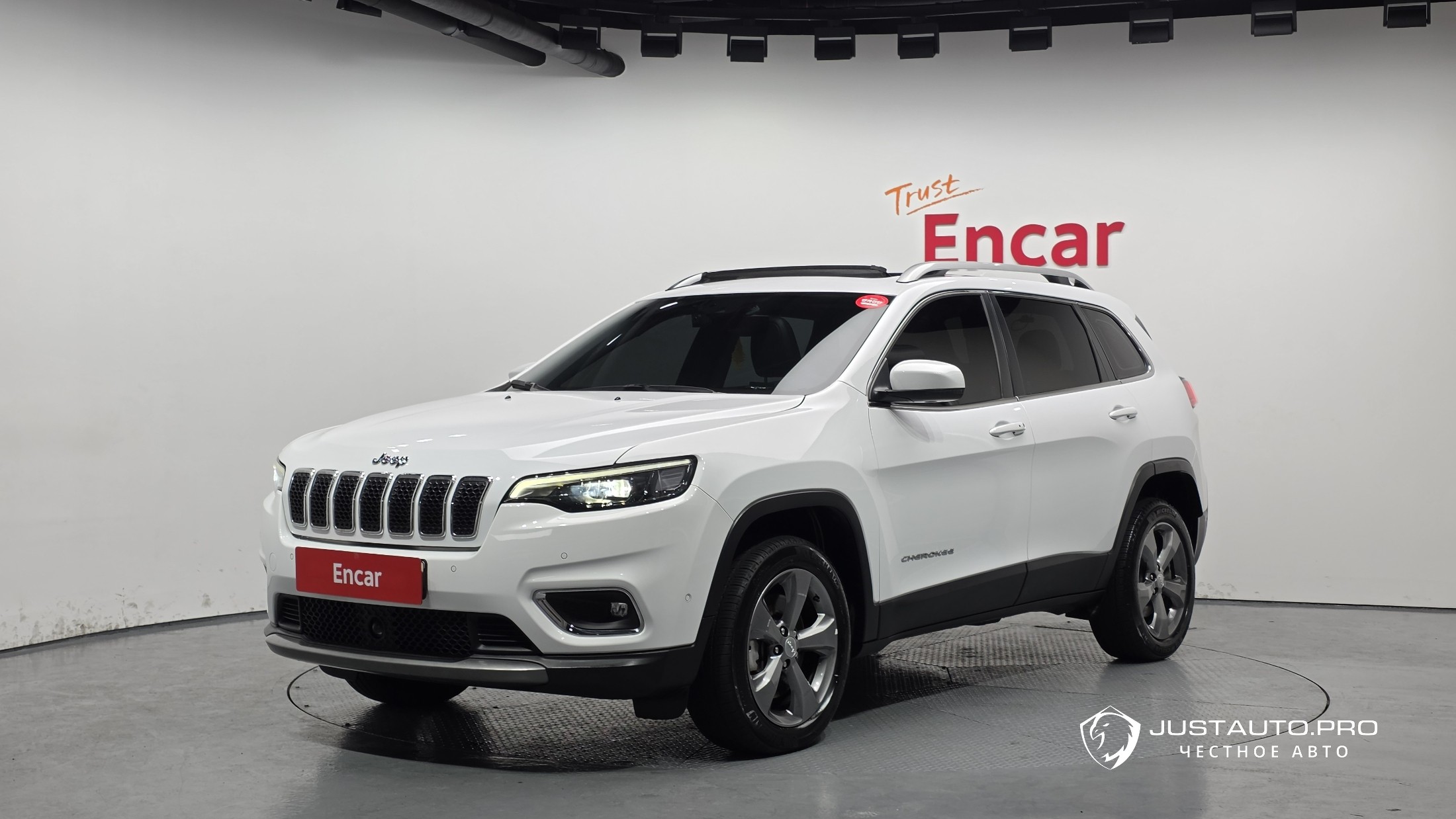 Автомобиль Jeep Cherokee