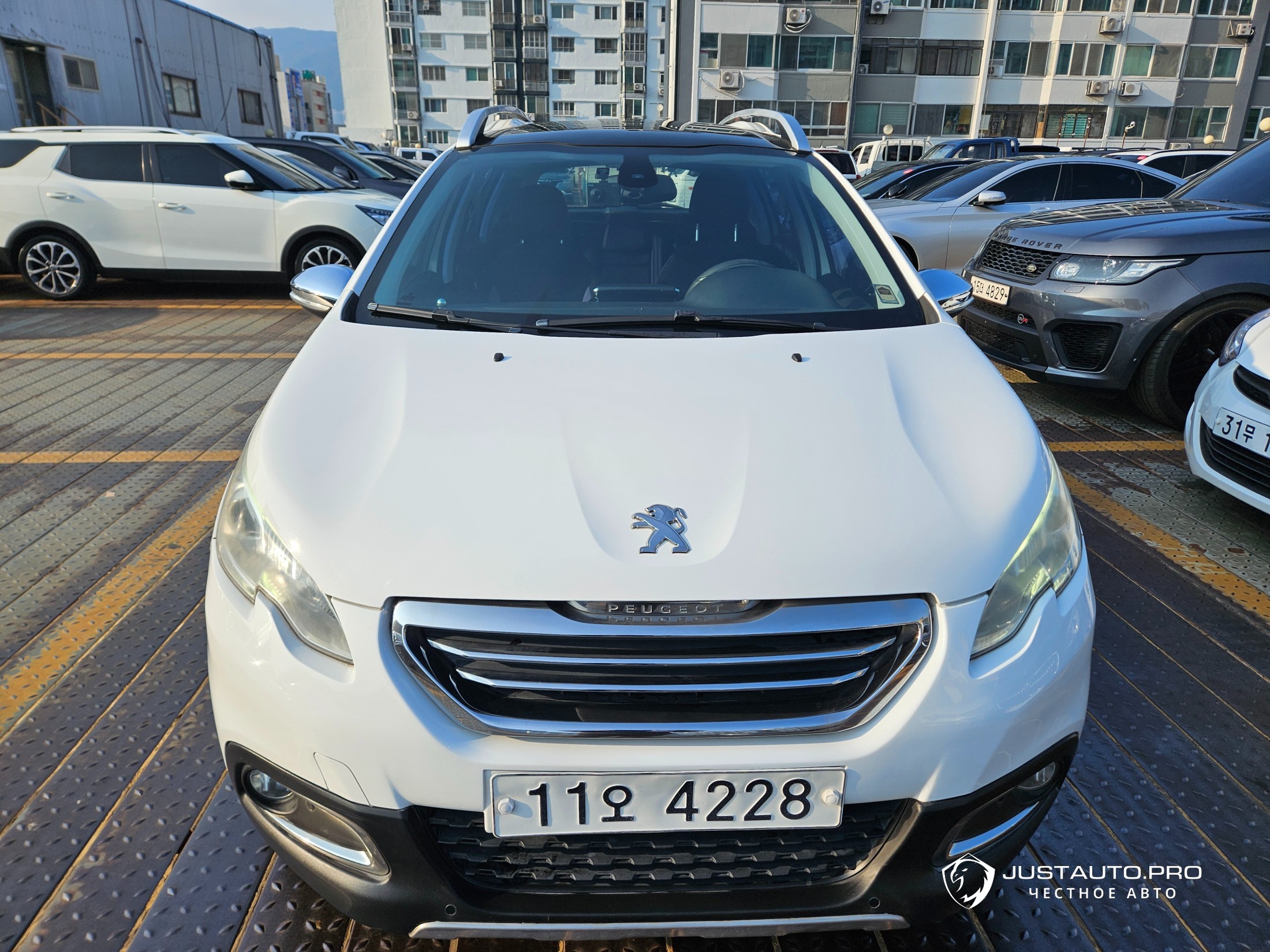 Автомобиль Peugeot 2008