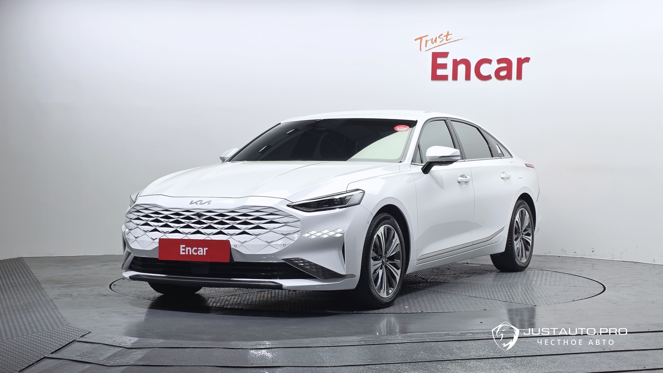 Автомобиль Kia K8